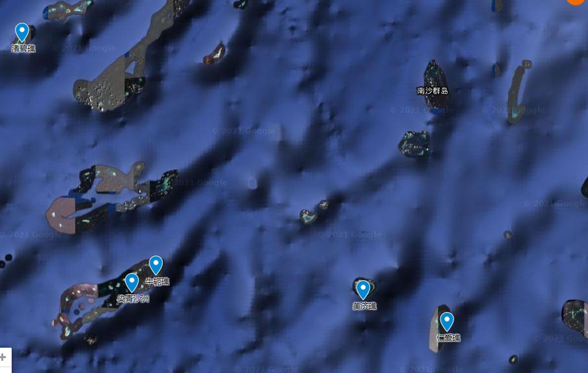 仁爱礁在中国构筑的美济岛基地以东，礁盘上有一艘菲律宾搁浅军舰，现已报废。（谷歌地图截图）