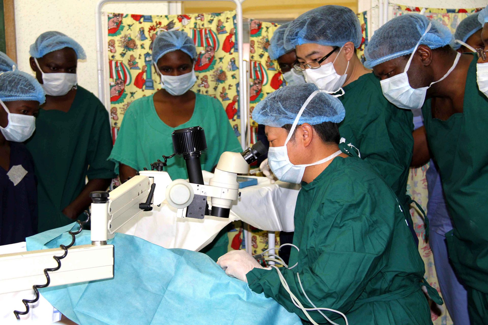 2010年11月21日，在津巴布韦首都哈拉雷郊区的奇通圭扎中心医院，中国“非洲光明行”医疗队队员为白内障患者实施手术。（新华社）