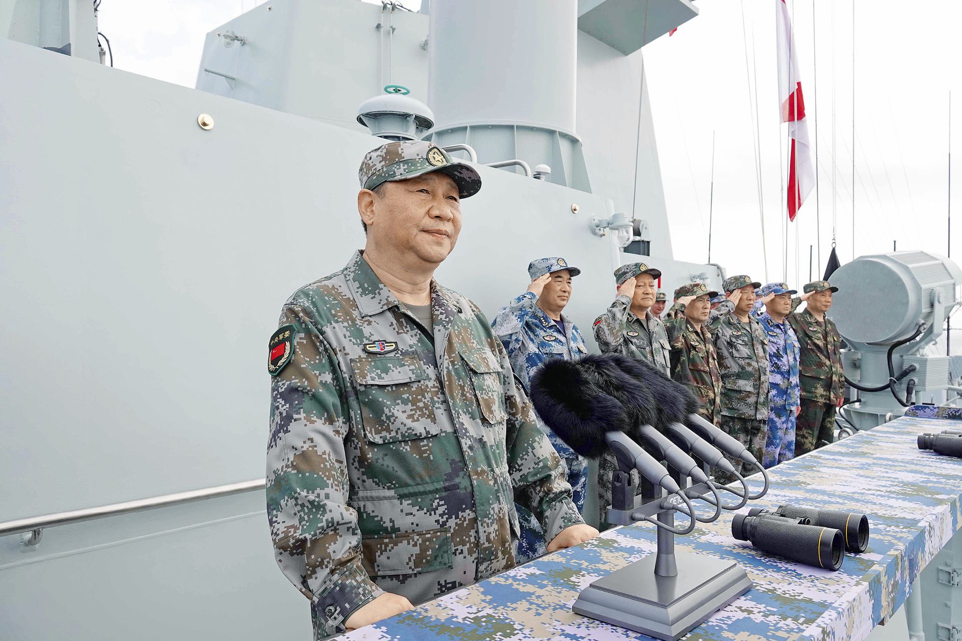 海上阅兵现场，中国国家主席习近平发表讲话。（新华社）