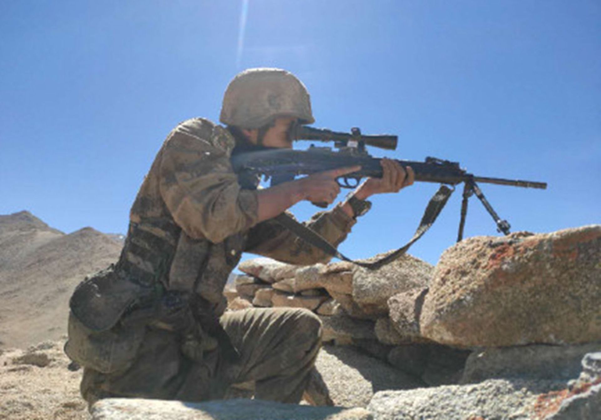 解放军在布控点瞄准。(微博@冲锋号角) 解放军在布控点瞄准。(微博@冲锋号角)