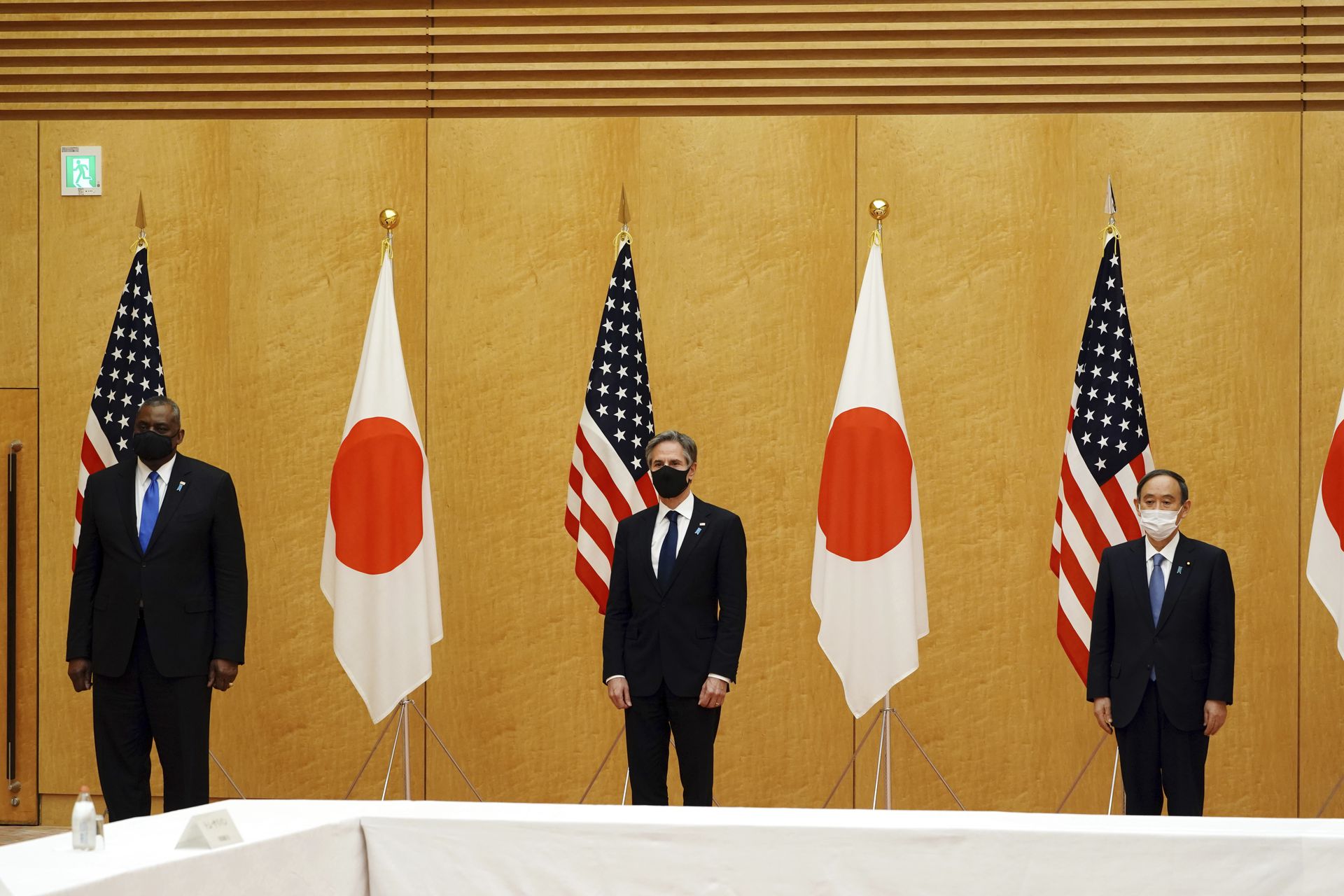 2021年3月16日，日本首相菅义伟（右一）与美国国务卿布林肯（Antony Blinken）和美国国防部长奥斯汀（Lloyd Austin）举行会晤。（AP）