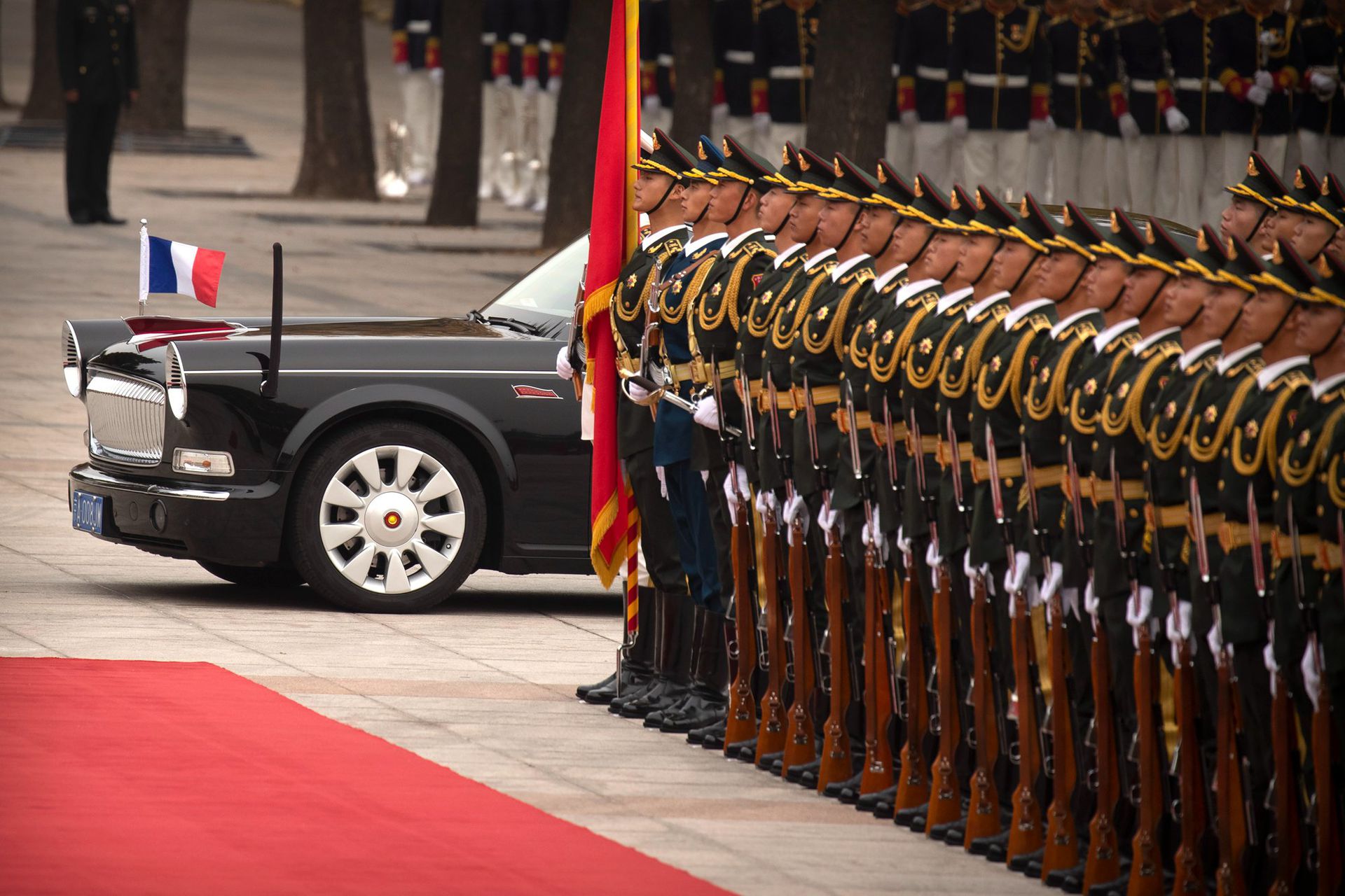 法国总统马克龙乘坐的豪华轿车抵达北京人民大会堂，参加欢迎仪式。（AP）