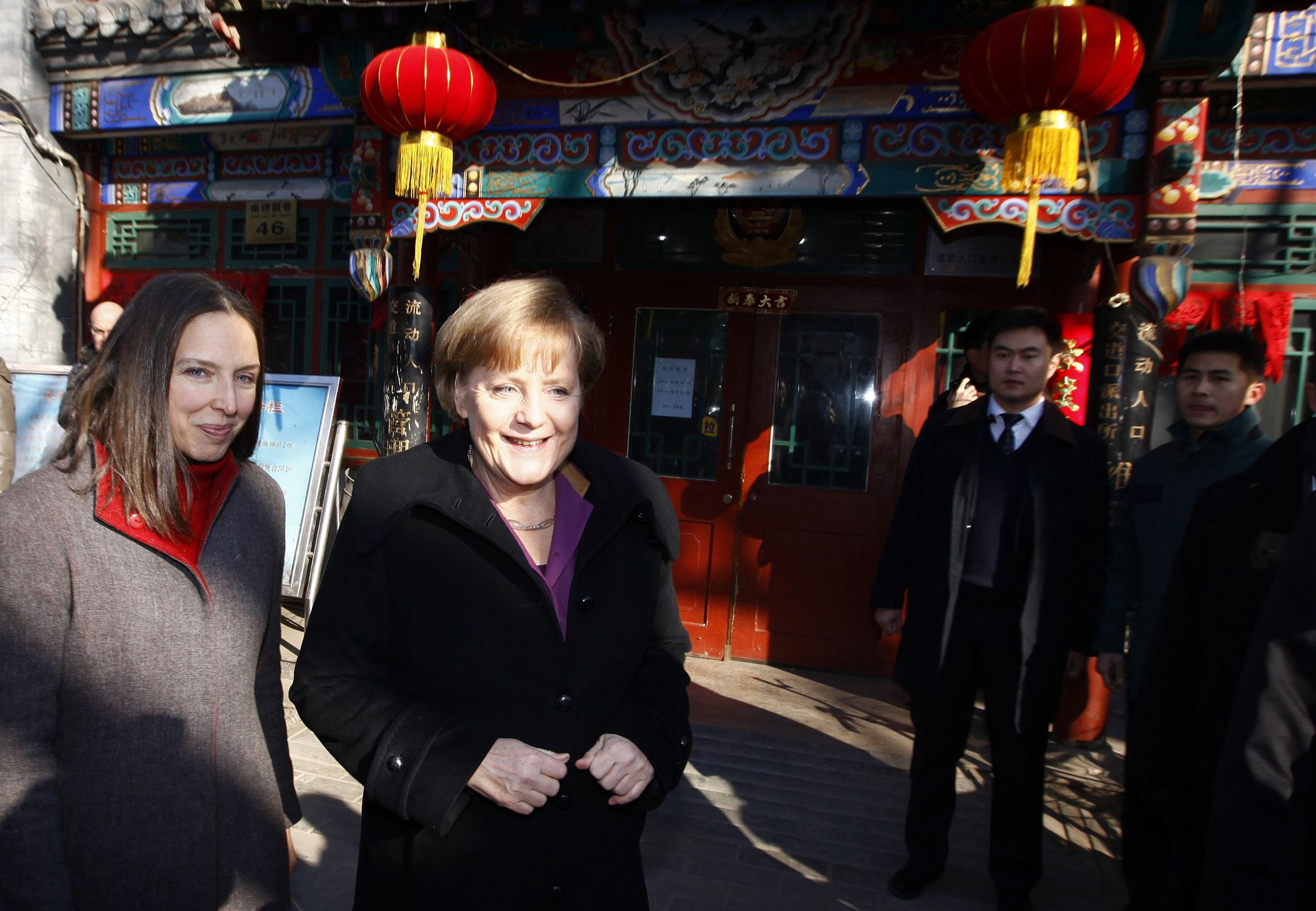 2012年2月2日，默克尔参观北京南锣鼓巷文化街。（视觉中国）