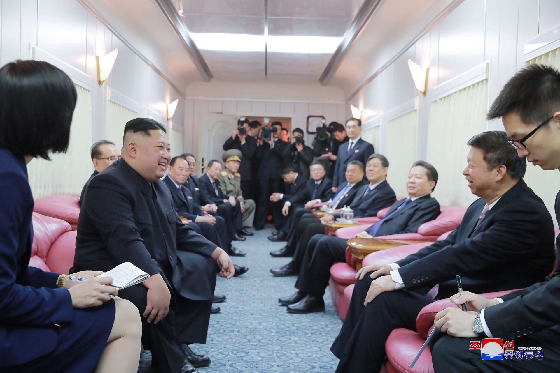2019年1月10日，金正恩在火车上与中国官员交谈。（Reuters）