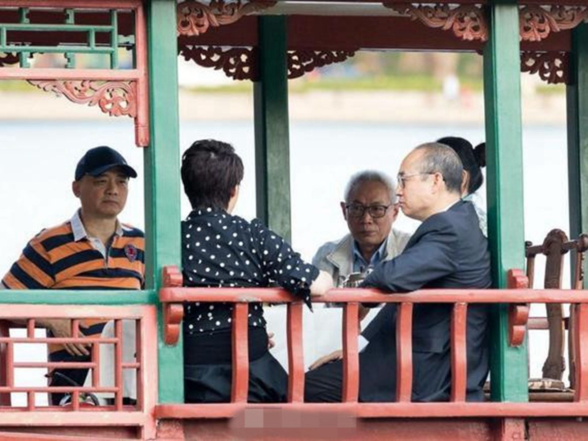 2018年6月19日,中国原知名主持人崔永元(左一)等与任志强(左三)、中国地产大亨潘石屹(左四)聚会的照片。(微博@演员任涛)