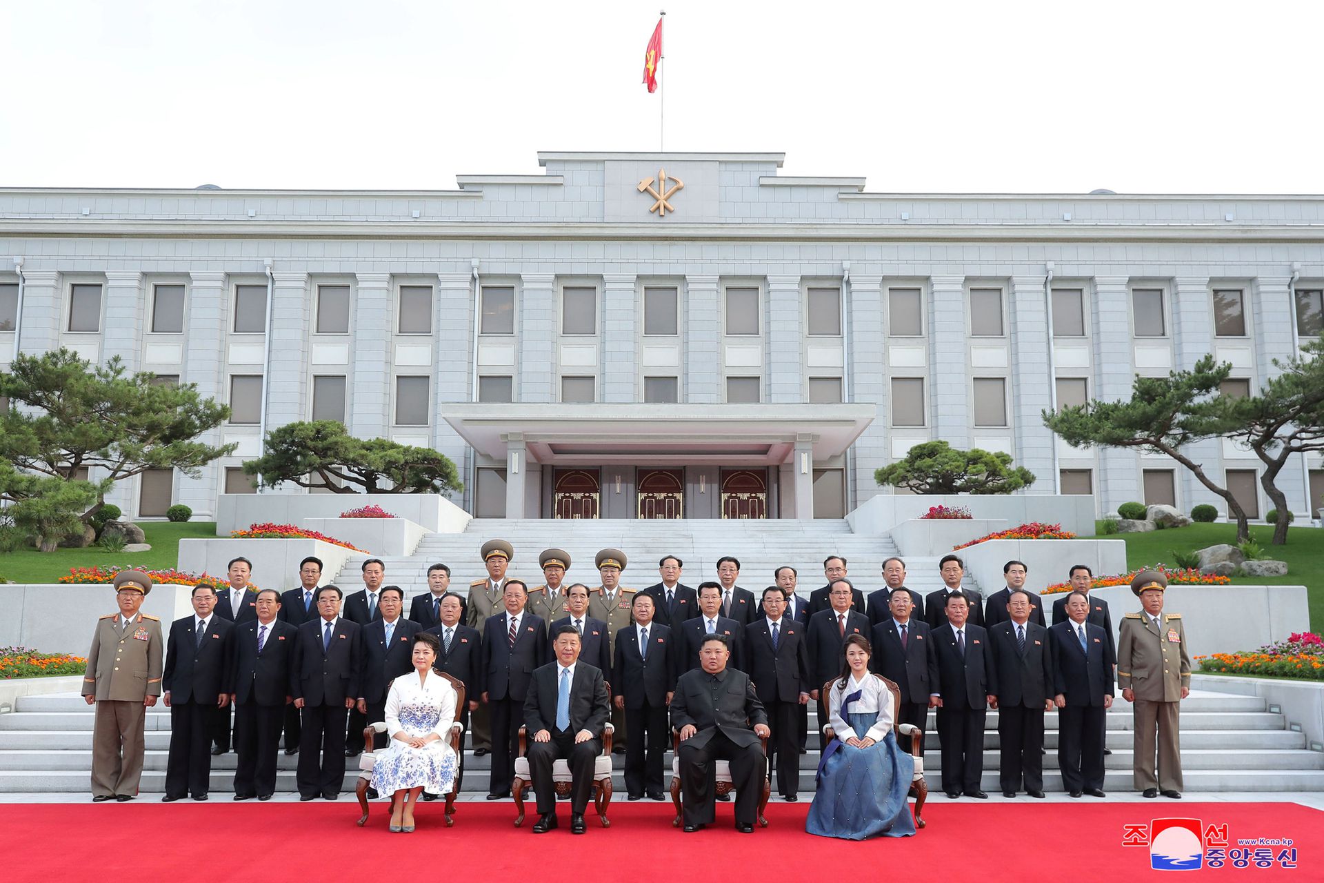 2019年6月21日，习近平夫妇与金正恩夫妇同朝鲜官员合影。（Reuters）