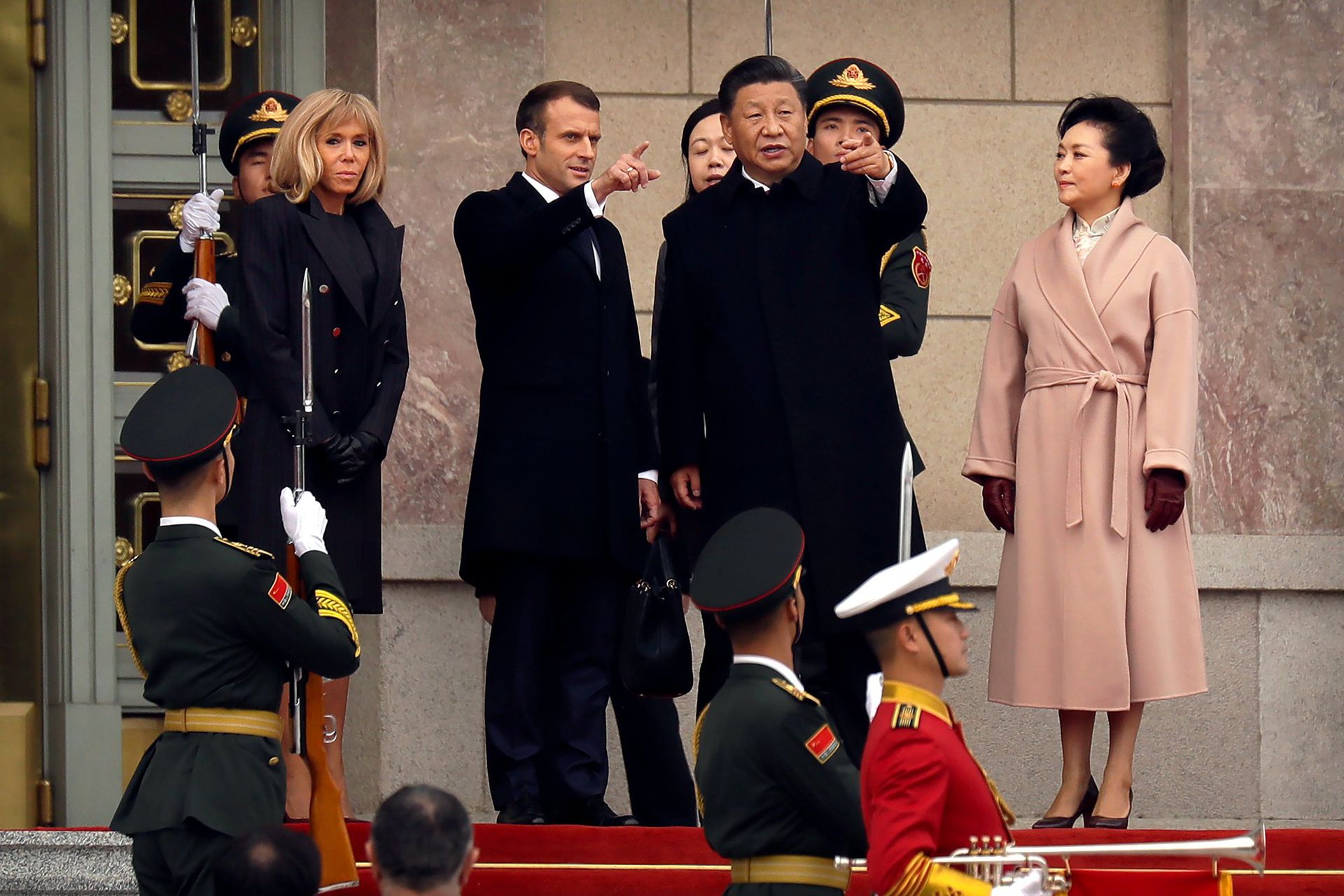 2019年11月6日，在北京人民大会堂举行的欢迎仪式上，法国总统马克龙和中国国家主席习近平交谈。（AP）