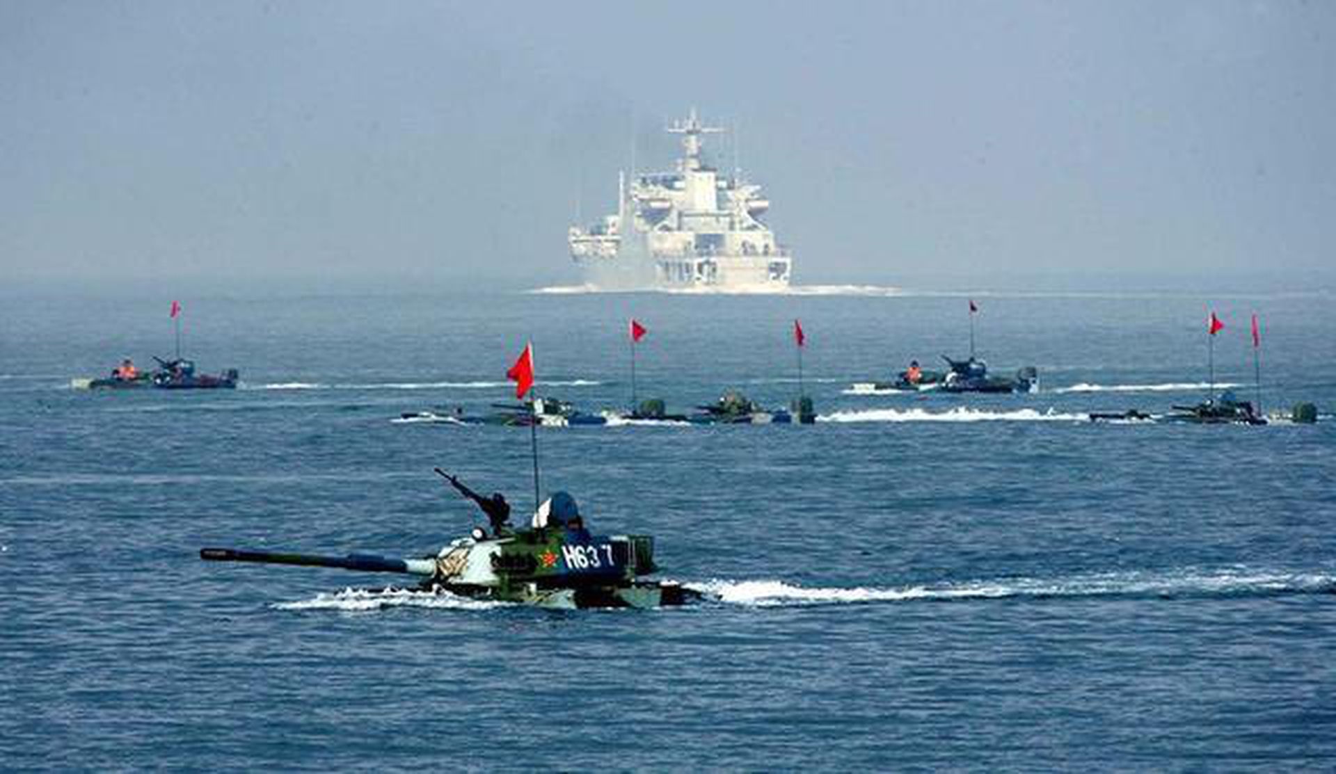 中国两栖作战训练照。（微信@强国新前沿）