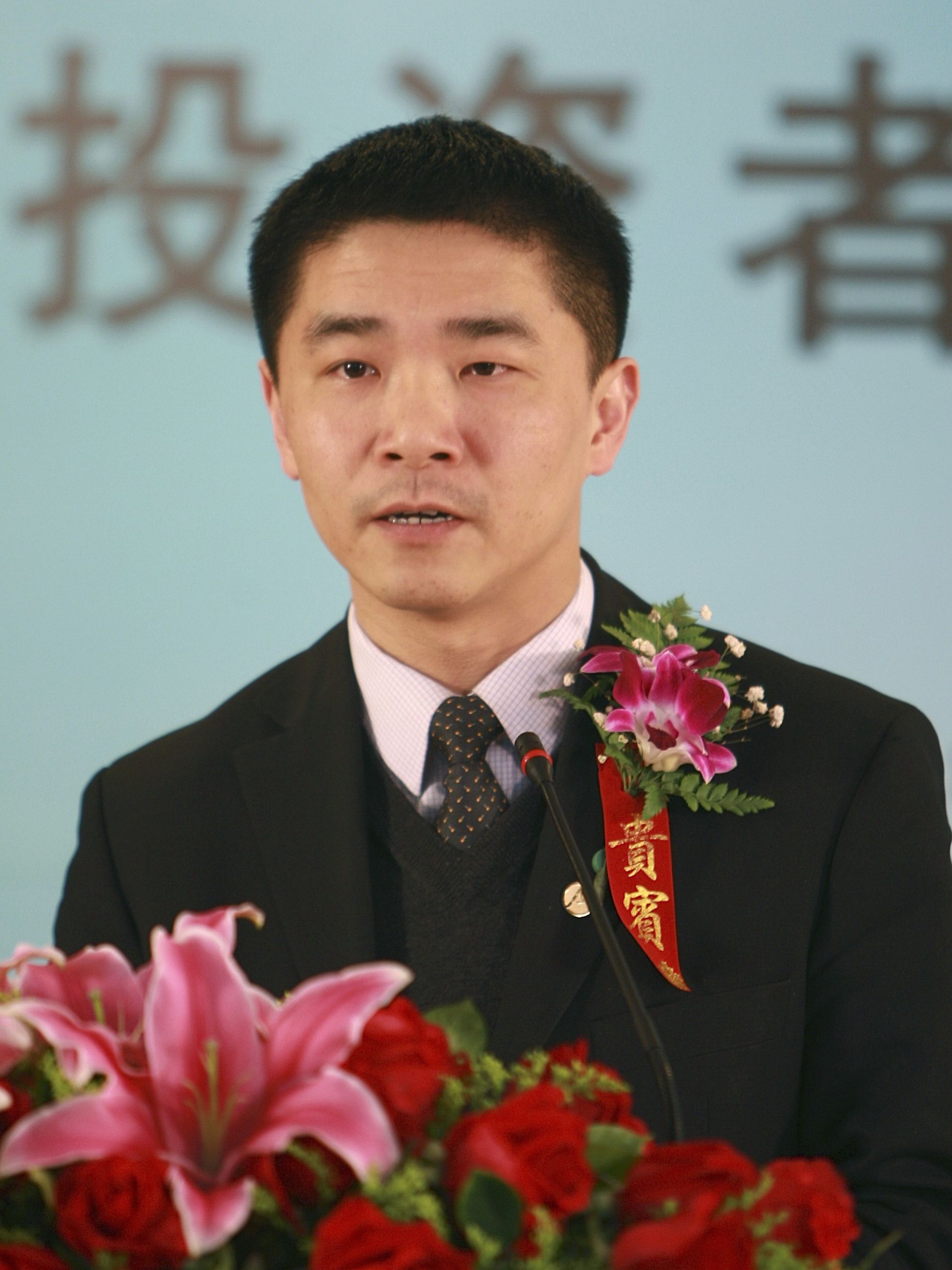 2015年1月31日,民生银行行长毛晓峰被带走调查。毛晓峰也曾是令计划下属。不过毛晓峰与令计划更深的交集则在其担任民生银行行长之后。据报道,民生银行内部曾设有“夫人俱乐部”,多位高官夫人只领工资不上班。毛晓峰曾介绍令计划的妻子谷丽萍在民生银行旗下公司民生租赁任职3年。(路透社)