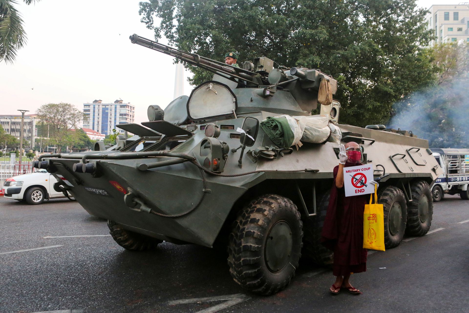 2021年2月15日，在缅甸内比都的街道上出现一辆装甲车。（Reuters）