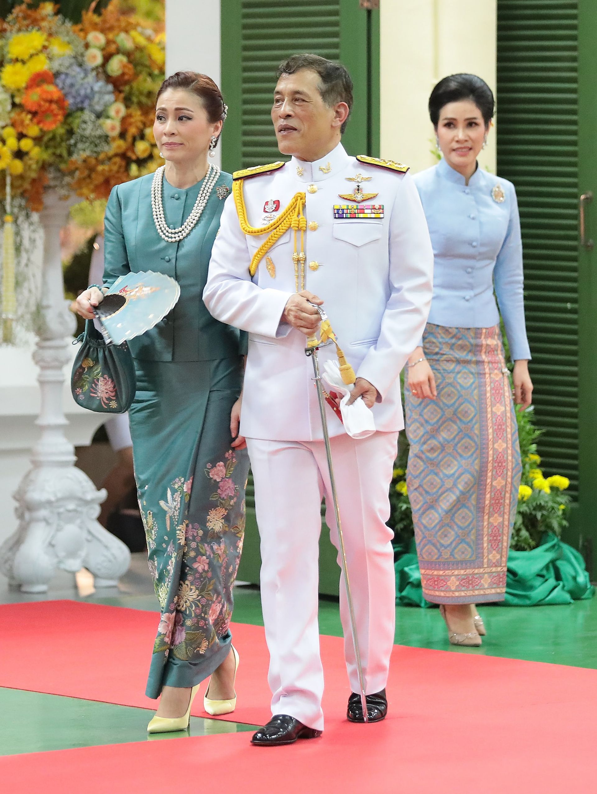 2021年3月21日，泰国王后苏提达（左）与泰国国王哇集拉隆功亮相活动现场。（Twitter@Royal World Thailand）