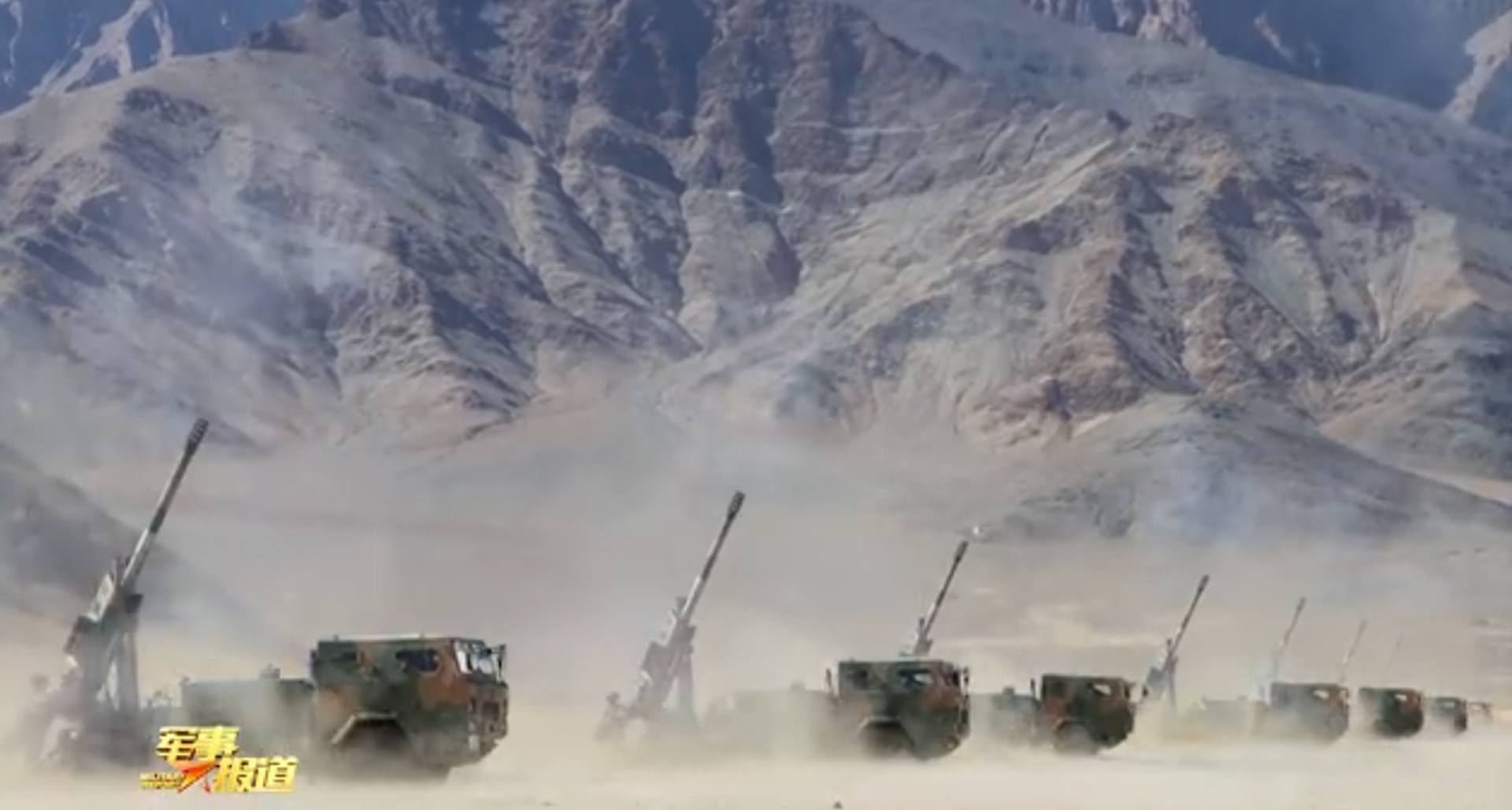 新疆军区新型车载榴弹炮齐射。（中国央视《军事报道》节目视频截图）