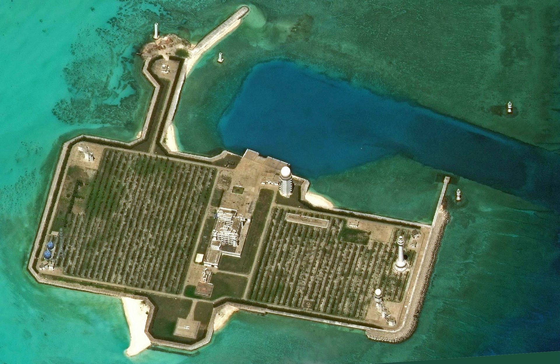 中国近年来在南沙群岛修建大批军事设施。图为中国人工岛礁华阳岛。（南海研究论坛）