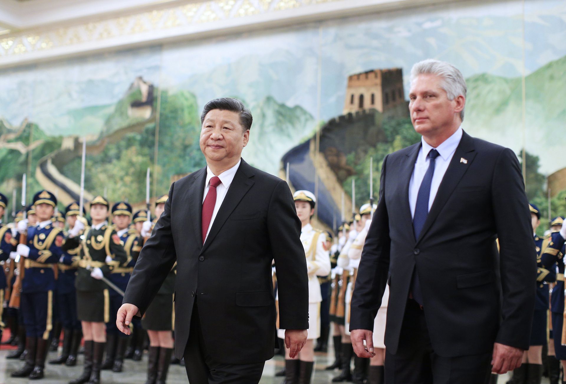 古巴和中国同为社会主义国家，交往密切。图为2018年11月习近平在北京欢迎古巴国务委员会主席兼部长会议主席迪亚斯·卡内尔。（新华社）