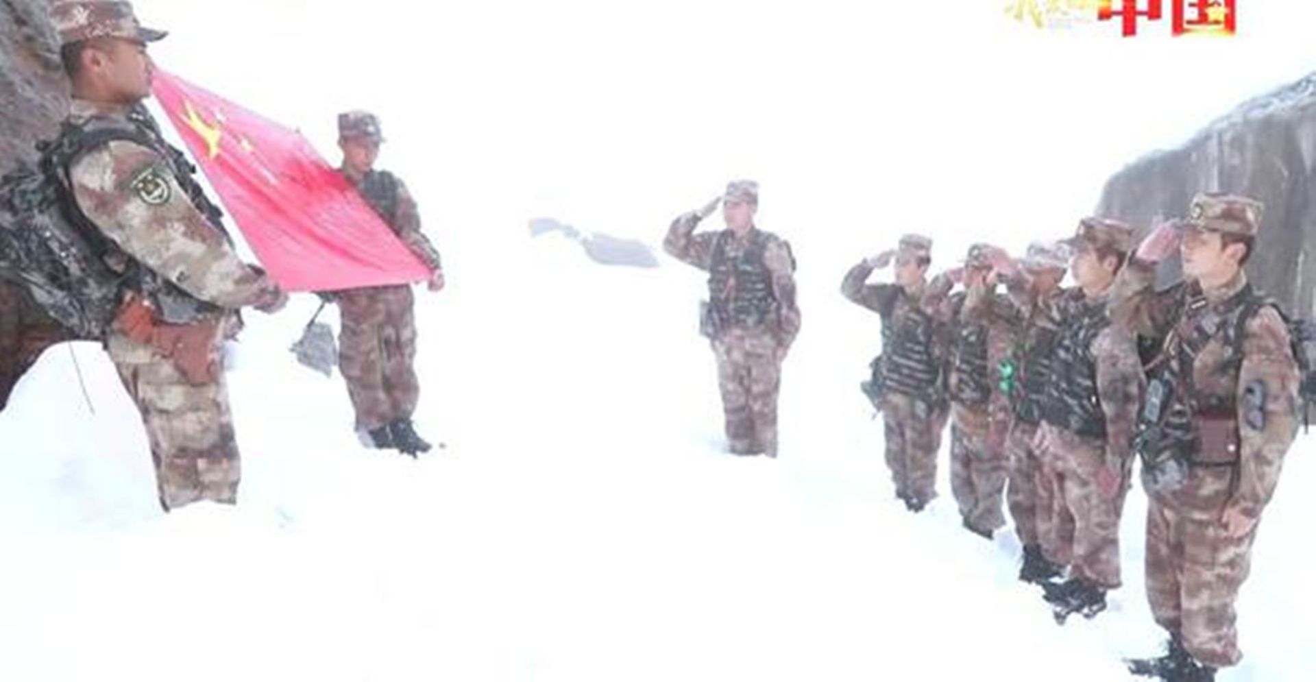 解放军部队在中印边境乃堆拉地区举行宣誓仪式。(芒果TV视频截图) 解放军部队在中印边境乃堆拉地区举行宣誓仪式。(芒果TV视频截图)