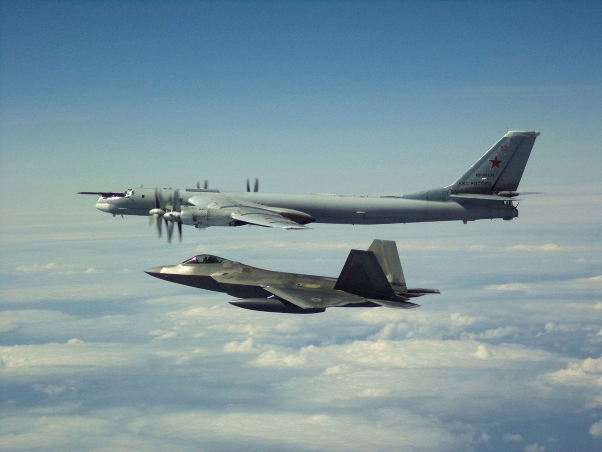 但对美军来说，他们已经开始了F-22对Tu-95的例行追逐。（Twitter@North American Aerospace Defense Command）