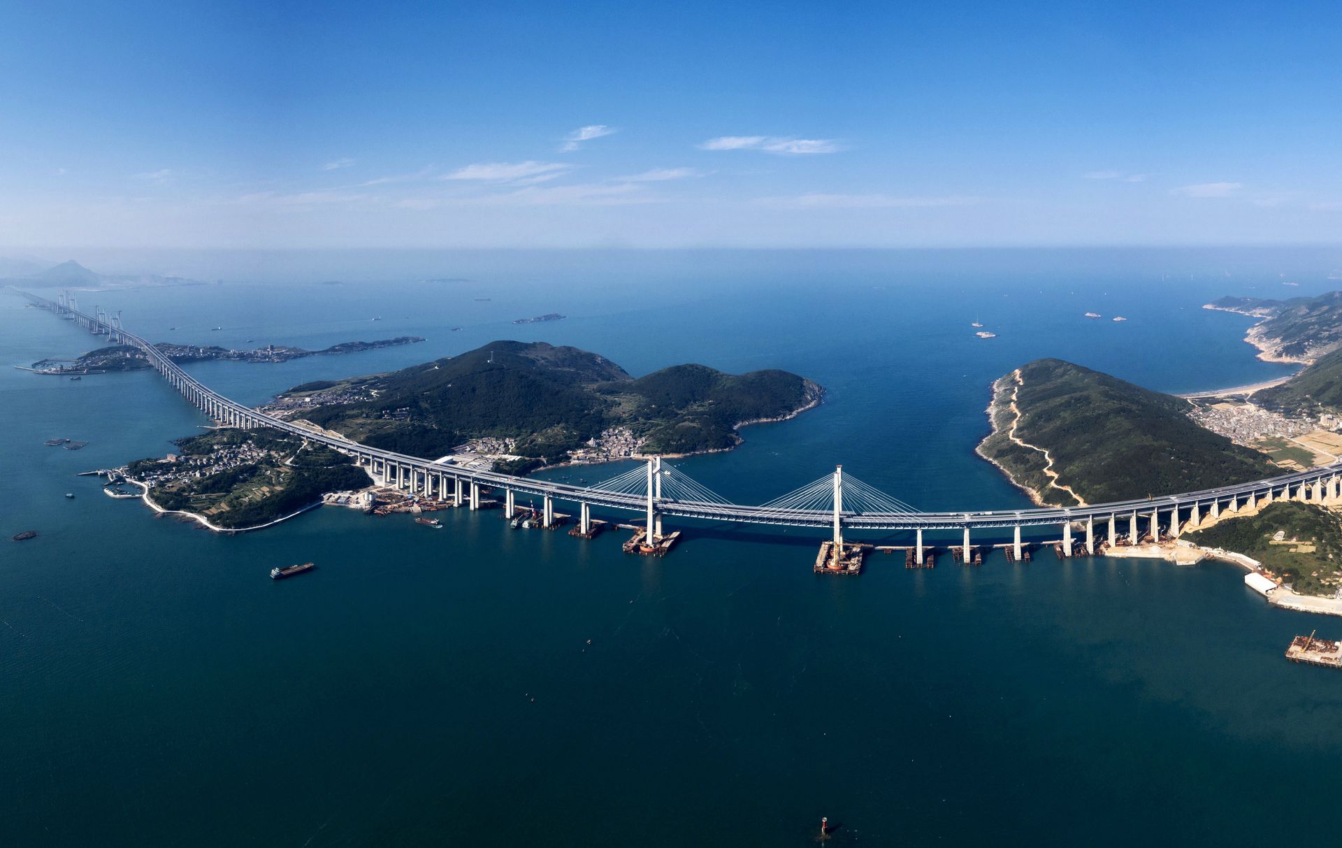 2020年4月29日，空中俯瞰福建平潭海峡公铁大桥。（视觉中国）