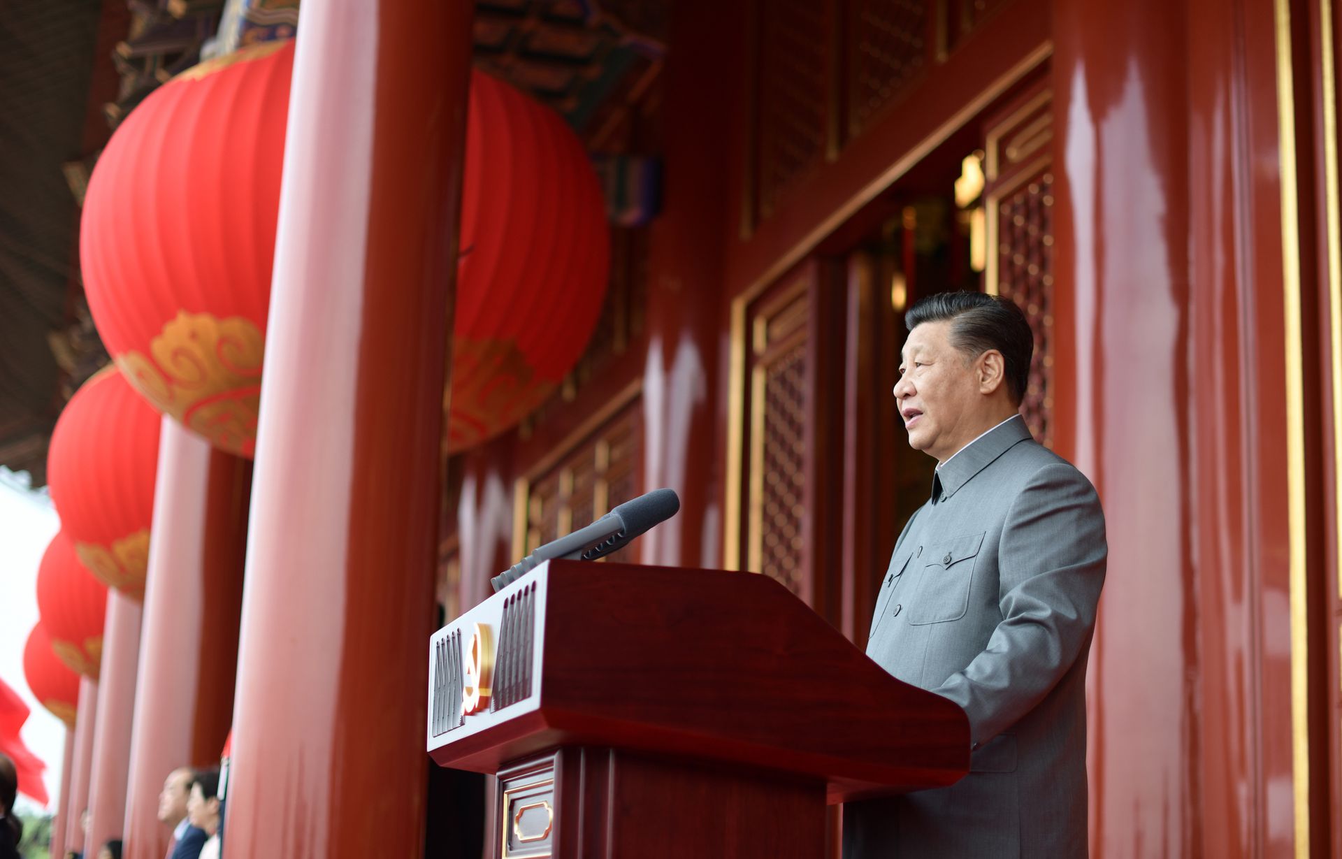 2021年7月1日上午，庆祝中国共产党成立100周年大会在北京天安门广场举行，习近平的浅灰色中山装被认为是致敬毛泽东。（新华社）
