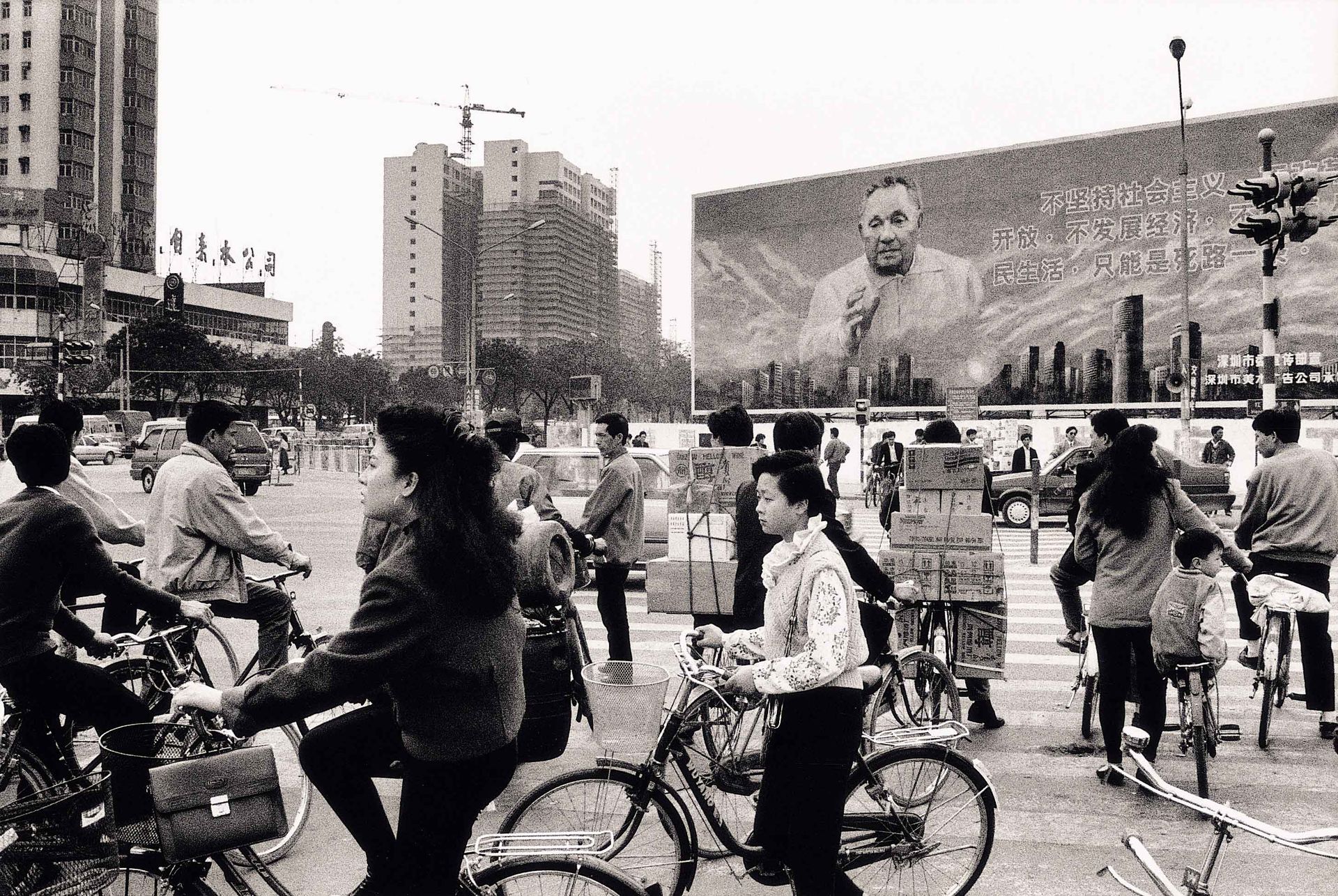 1992年，深圳市中心深南大道上，邓小平巨幅画像。（视觉中国）