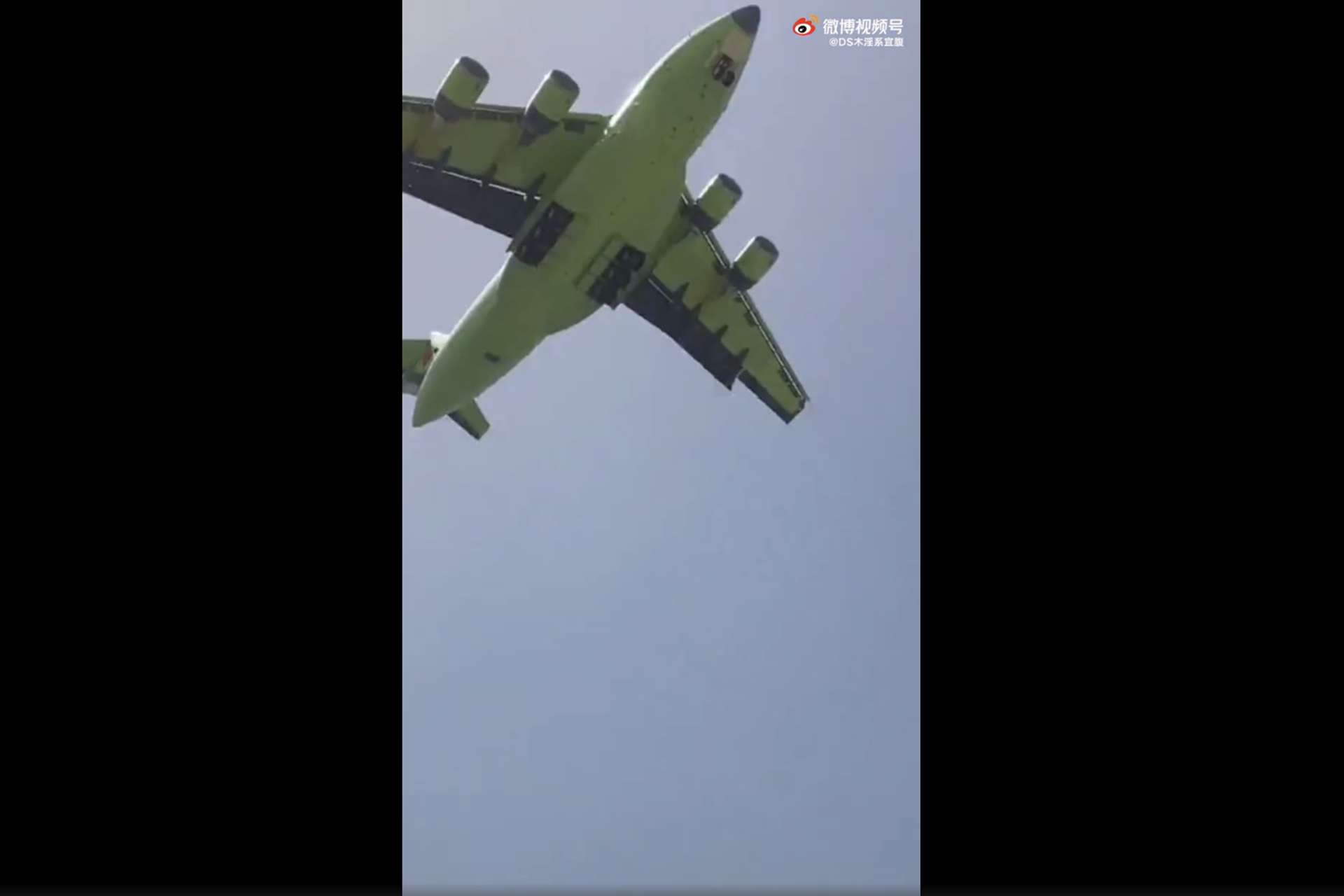 中国运-20安装涡扇-20发动机试飞。这是试飞视频中，安装涡扇-20发动机的运-20底部。（微博@燃烧的哈尔科夫）