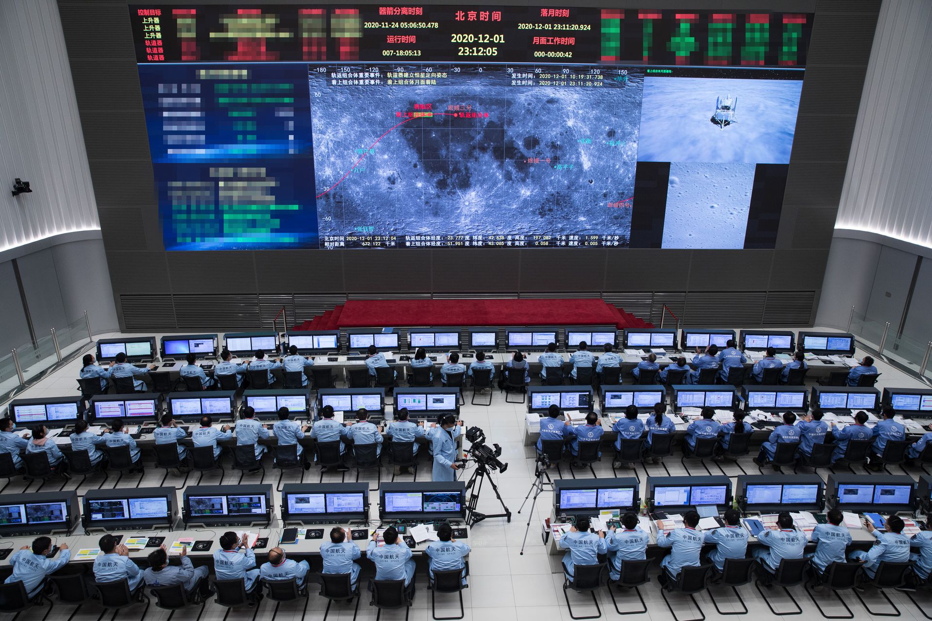 2020年12月1日，在北京航天飞行控制中心，中国航天科技人员在监测嫦娥五号探测器着陆过程。（新华社）