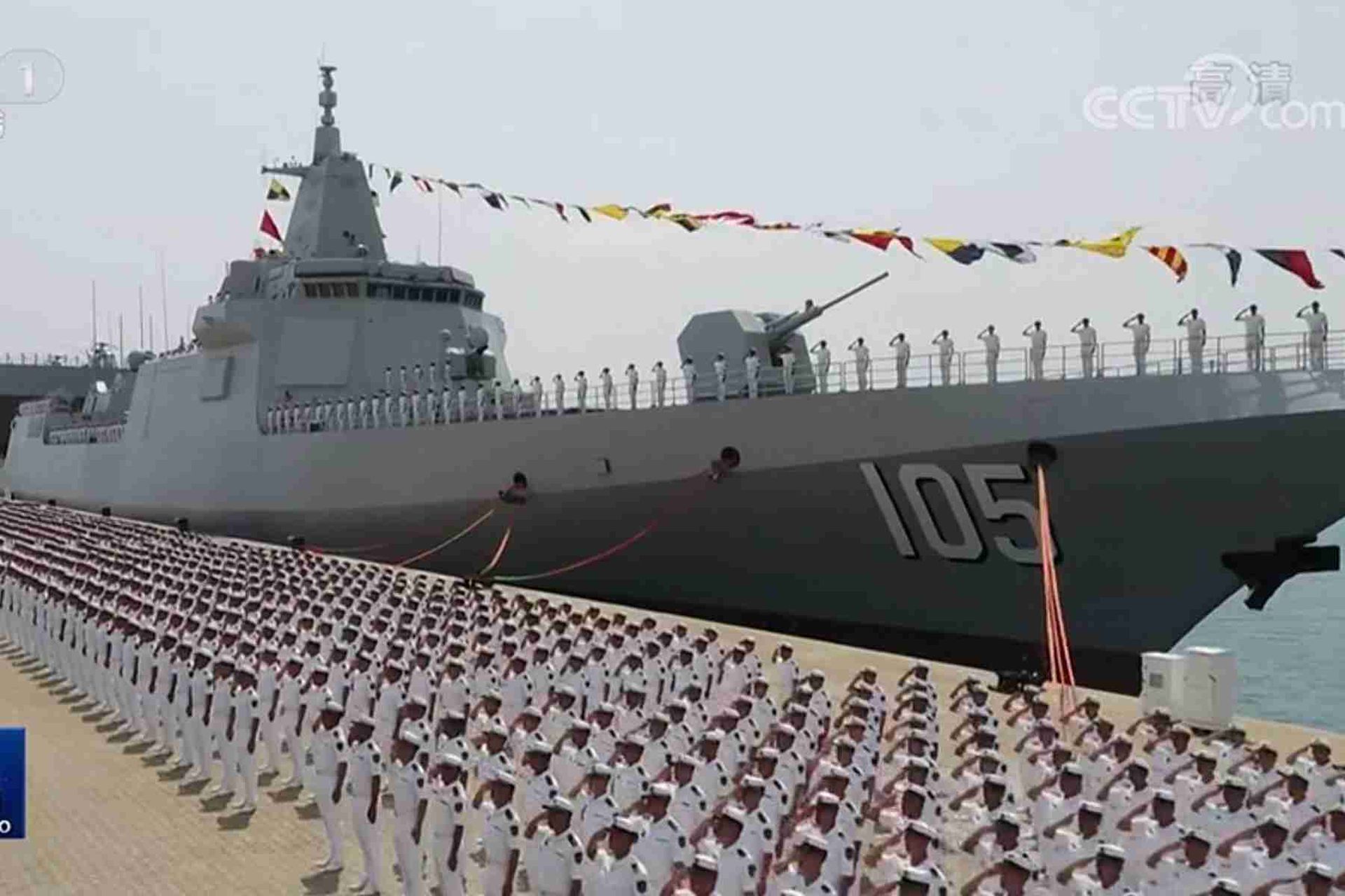 中国央视新闻公开入列现场画面。图为中国海军官兵在大连舰前列队。（中国央视截图）