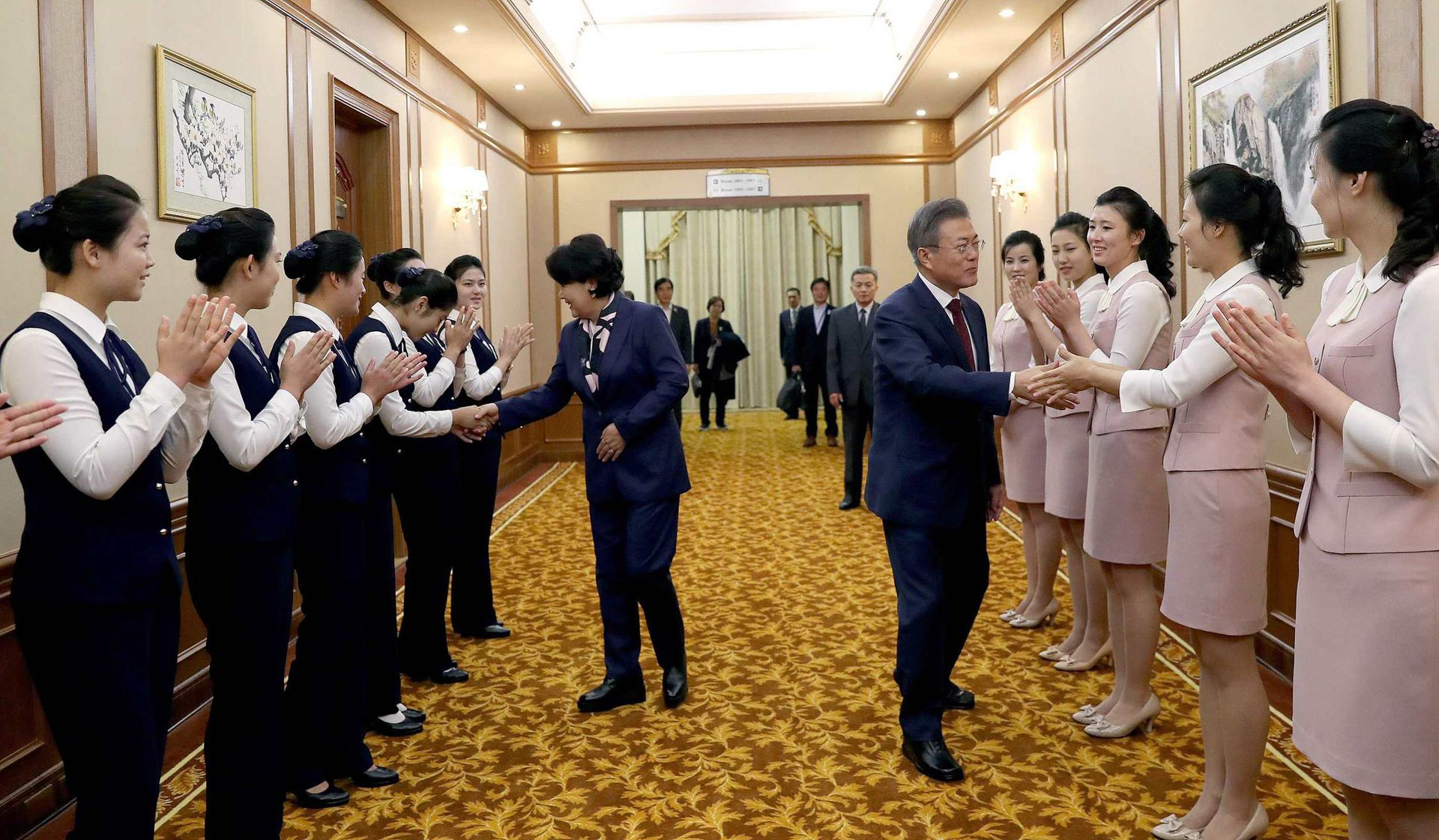 2018年9月20日，正在朝鲜访问的韩国总统文在寅夫妇离开平壤百花园迎宾馆前往白头山。（视觉中国）