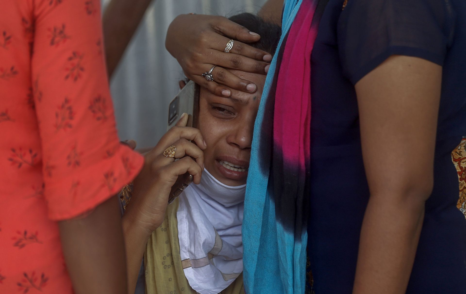 印度孟买一家医院外，一名死于新冠肺炎的患者家属哭泣。（AP）