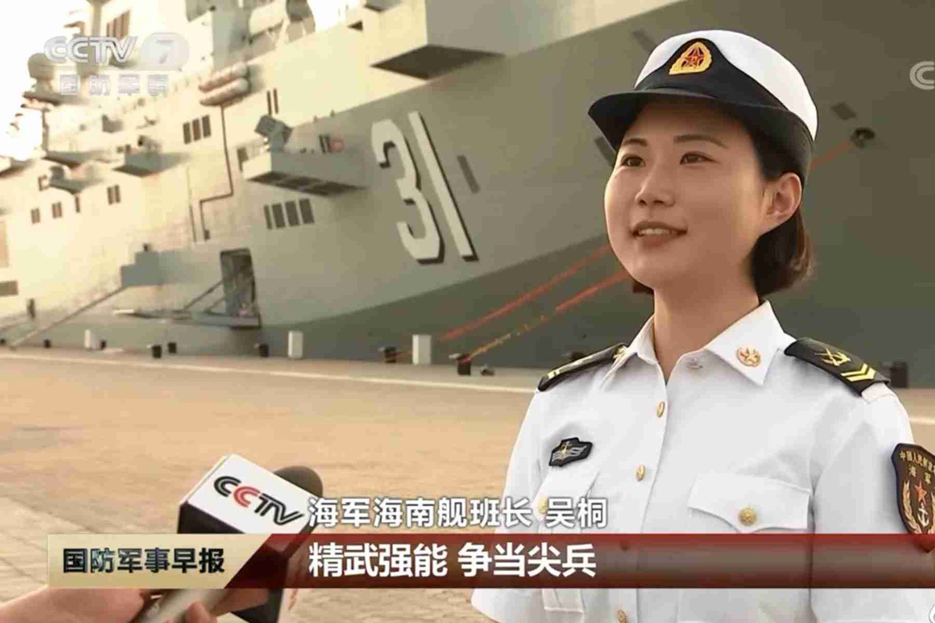 海南舰女班长吴桐受访画面。（中国央视截图）