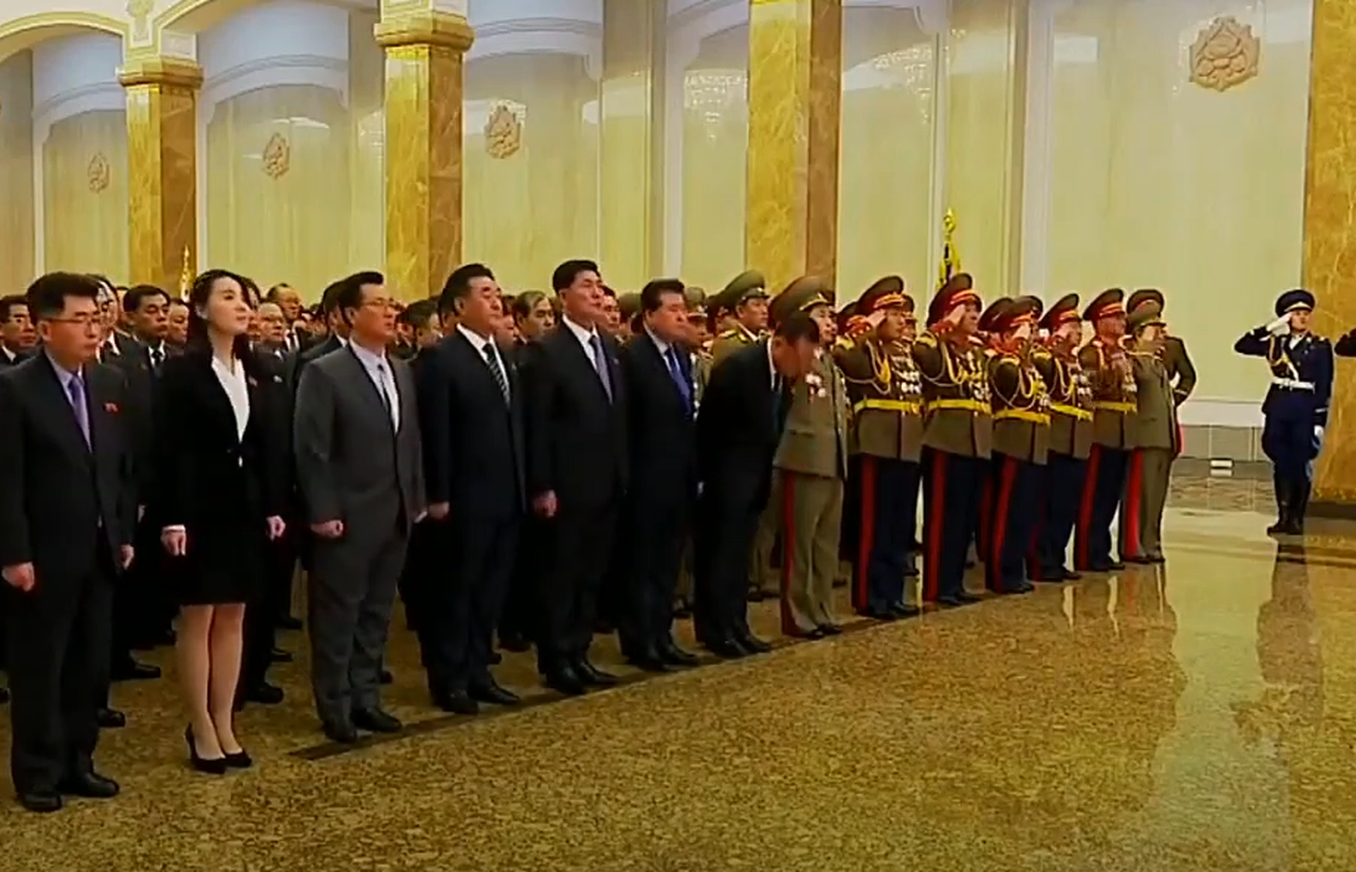 朝鲜官方播出金与正（前排左二）等官员前往锦绣山太阳宫参谒画面。（朝鲜中央电视台视频截图）