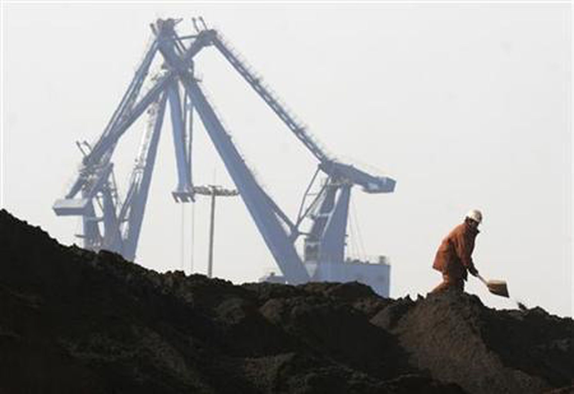 彭博：铁矿石期货继续大跌　受中国更多钢铁限产措施影响
