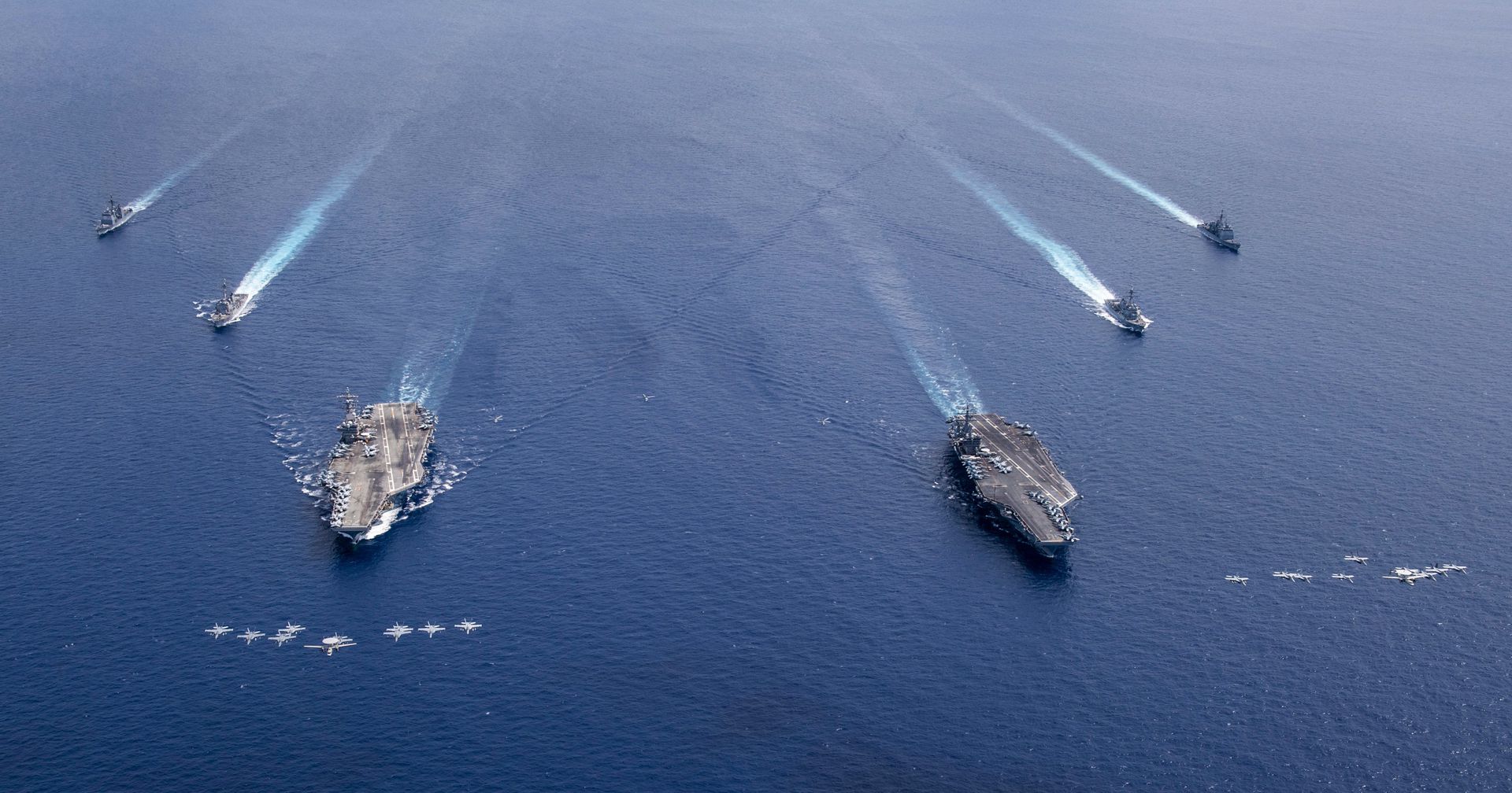 在南海问题上，特朗普政府派出航母、军舰、军机等多次巡航以及与盟友举行军演。图为2020年7月11日，美国太平洋舰队发布的南海军演照片。（Twitter@USPacificFleet）