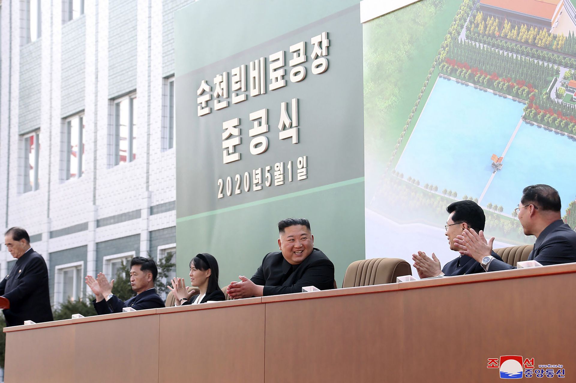 韩媒注意到，金与正（右四）破例坐在主席台上。（Reuters）