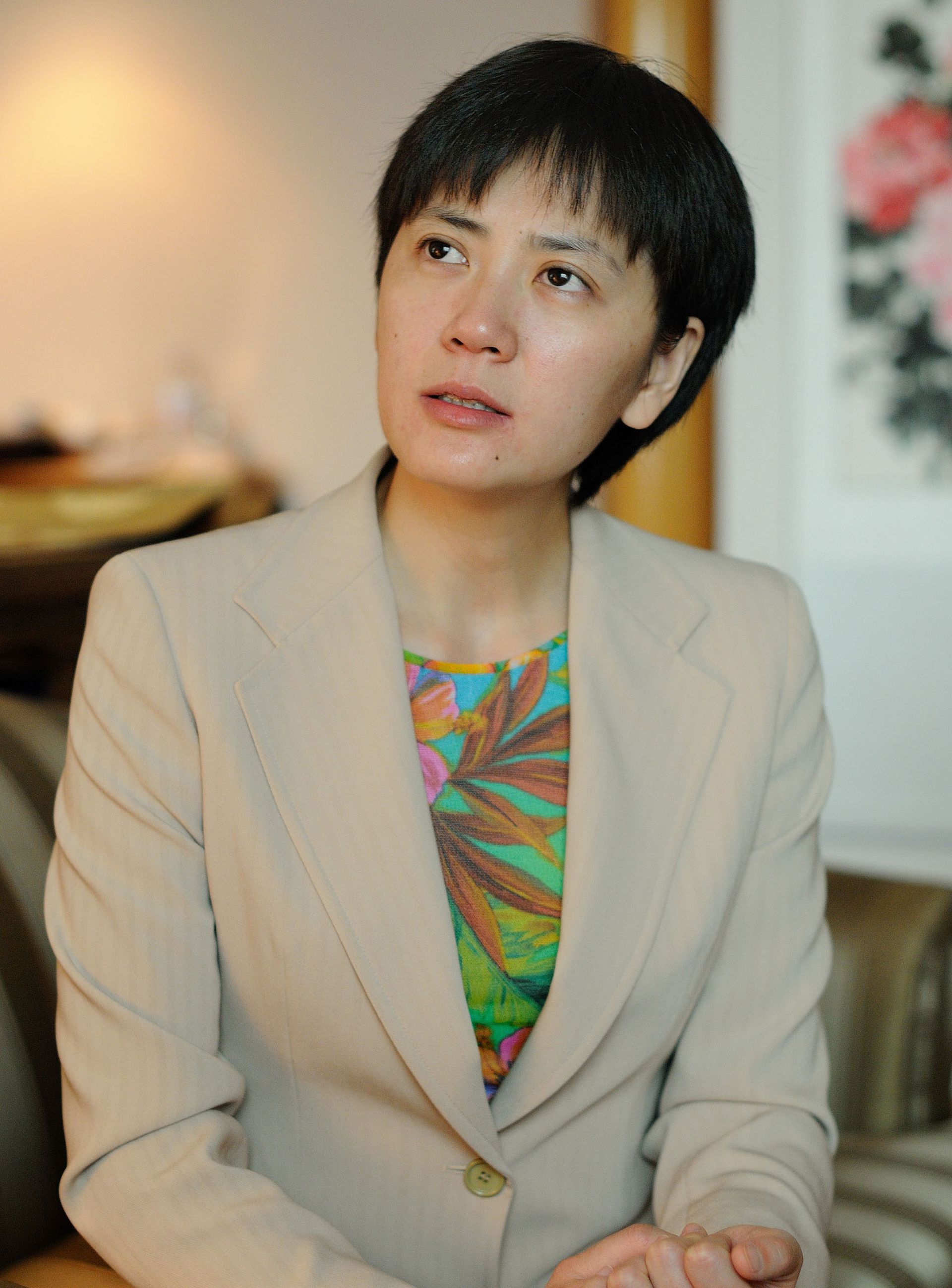 央视主持人沈冰2009年2月转任中共政法委影视中心副主任。有未经证实的消息称,2013年12月初,沈冰因涉周永康案,被中纪委调查。图为2009年4月26日,沈冰以“5.12心灵守望计划”形象大使的身份接受媒体采访。(视觉中国)