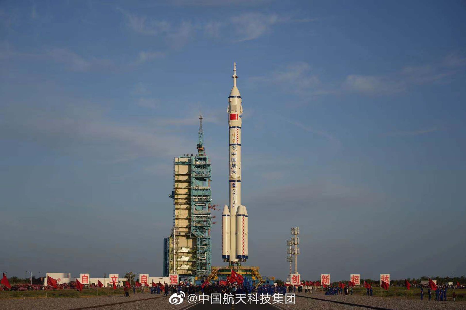 目前中国官方还未公布乘组航天员名单。（微博@中国航天科技集团）