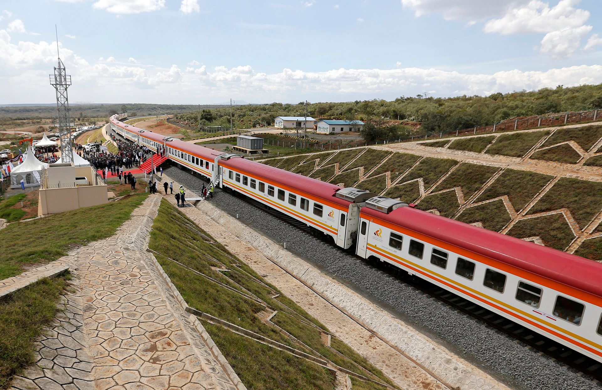 肯尼亚总统肯雅塔表示，内马铁路将带动肯尼亚境内铁路沿线地区的发展，政府将尽全力完成剩余铁路项目建设。（Reuters）