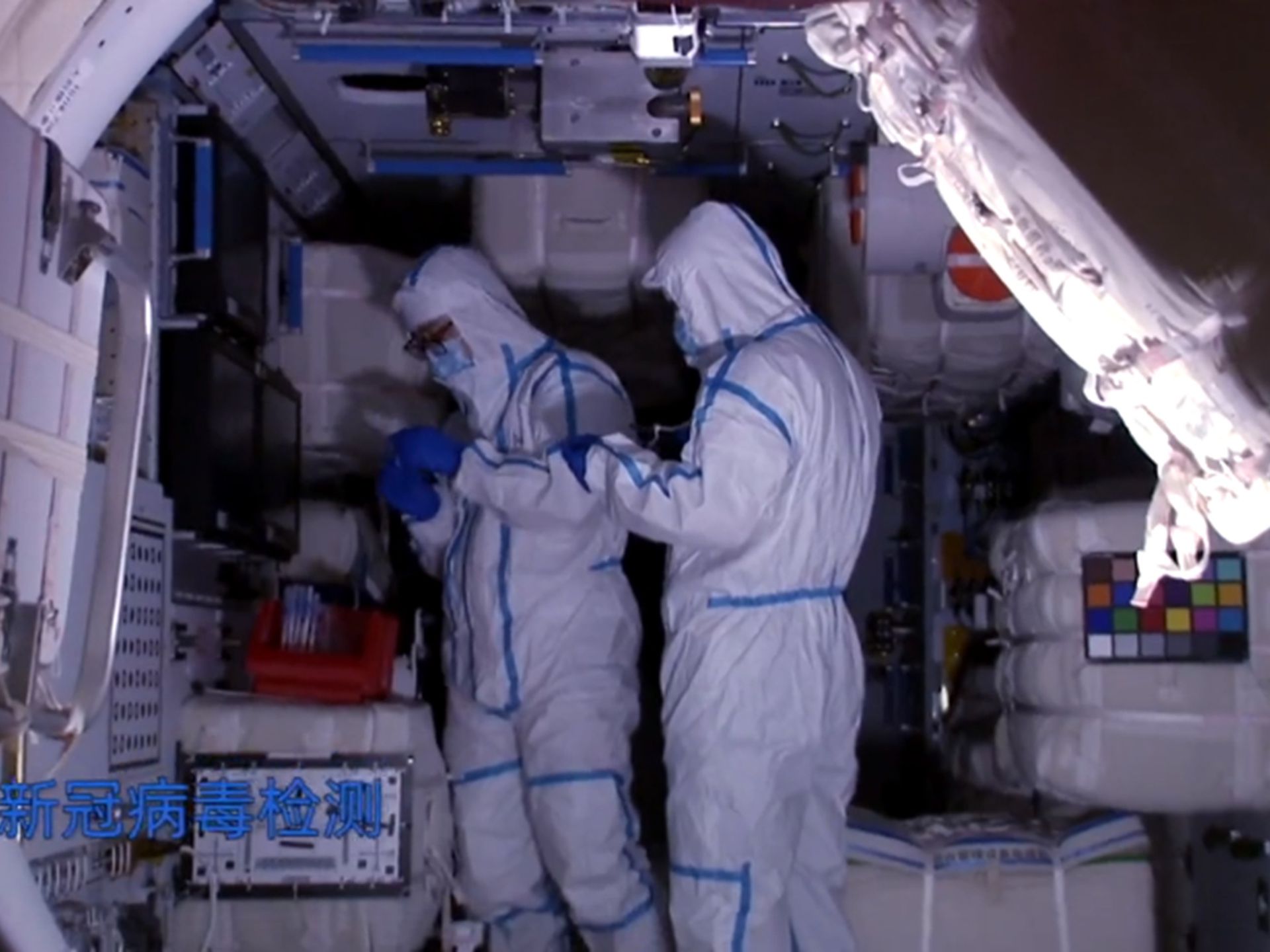 中国工作人员在“天和”核心舱内部进行新冠病毒（SARS-CoV-2）检测。（中国载人航天工程官网视频截图）