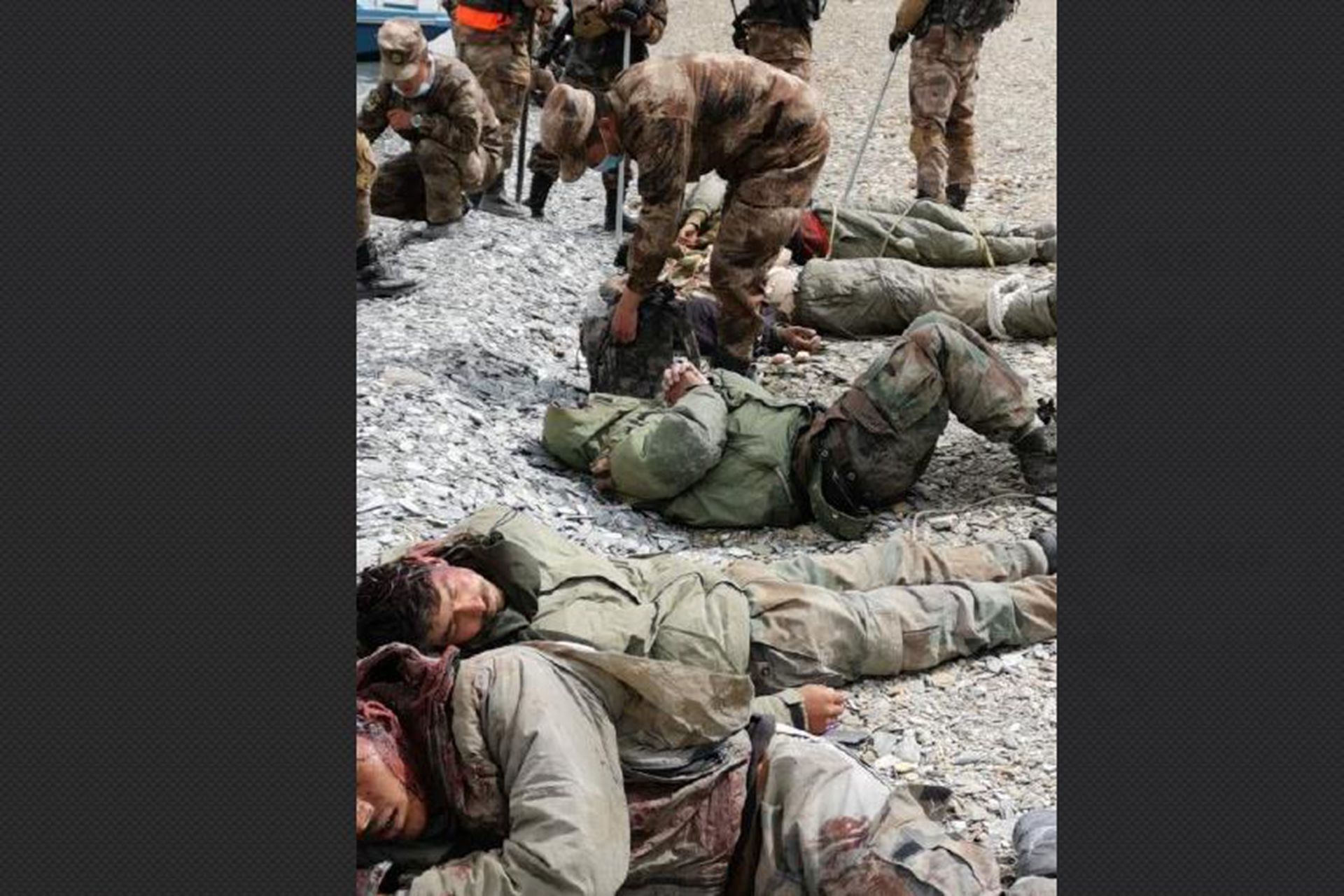 中国网络大V“科罗廖夫”转发的一张照片显示，解放军将印军打伤。（微博@科罗廖夫）