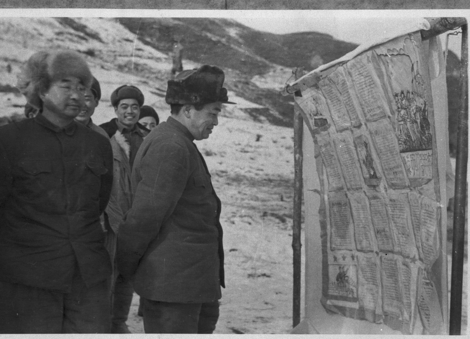 中国志愿军司令彭德怀和副司令陈赓来到前沿阵地观看士兵办的墙报。（视觉中国）