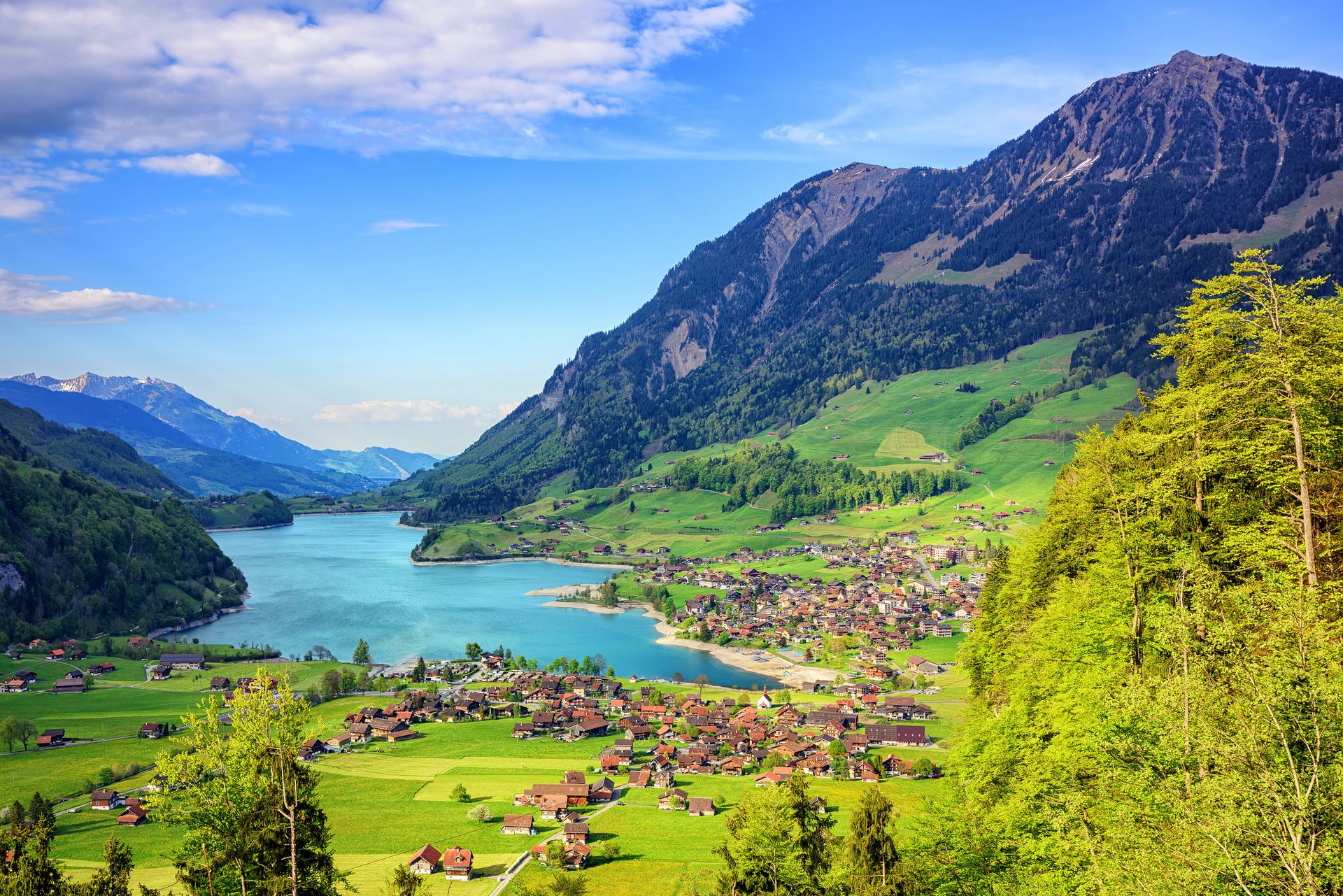 因特拉肯（Interlaken），是瑞士伯尔尼州的一个城镇，是世界著名的旅游地。位于图恩湖（LakeThun）及布里恩茨湖（LakeBrienz）之间，又名湖间镇，是一个标准因观光而兴起的城镇。（视觉中国）