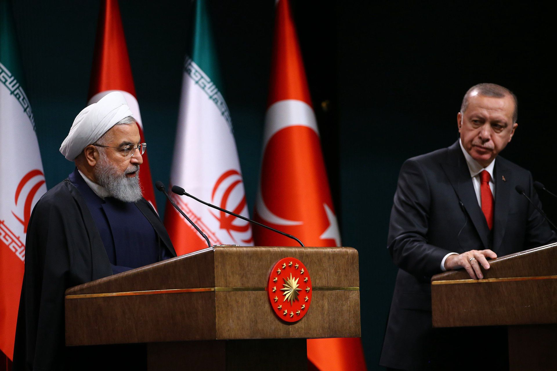 2018年12月20日，土耳其安卡拉，伊朗总统鲁哈尼访问土耳其，与土耳其总统埃尔多安会晤。双方出席土伊高级别合作委员会第五次会议后出席新闻发布会。据报道，鲁哈尼率领高级政经代表团对土耳其进行为期2天的访问。 （VCG）