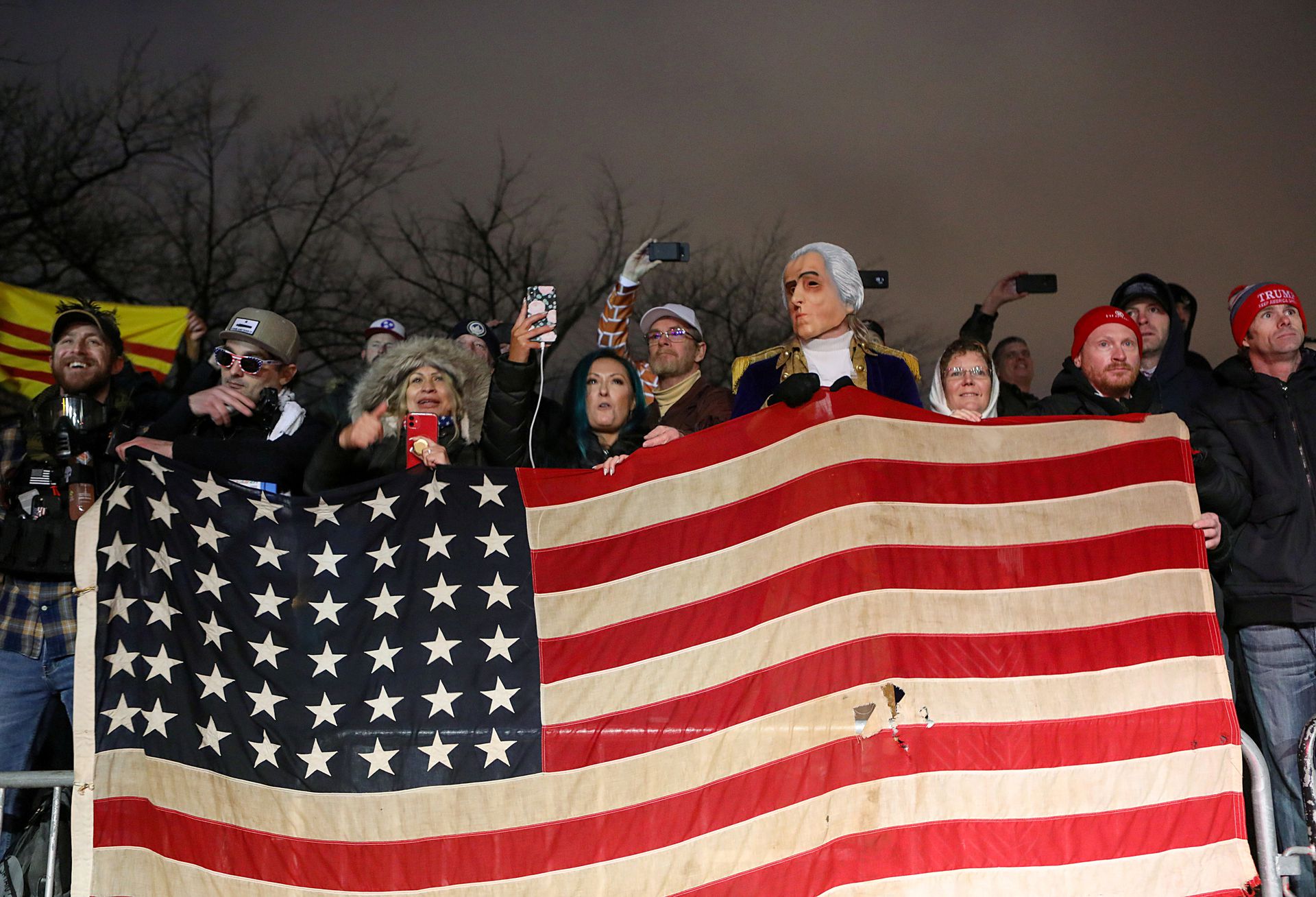 2021年1月5日，在美国国会对2020年11月的选举结果进行认证之前，美国总统特朗普的支持者在自由广场举行抗议活动。（Reuters）