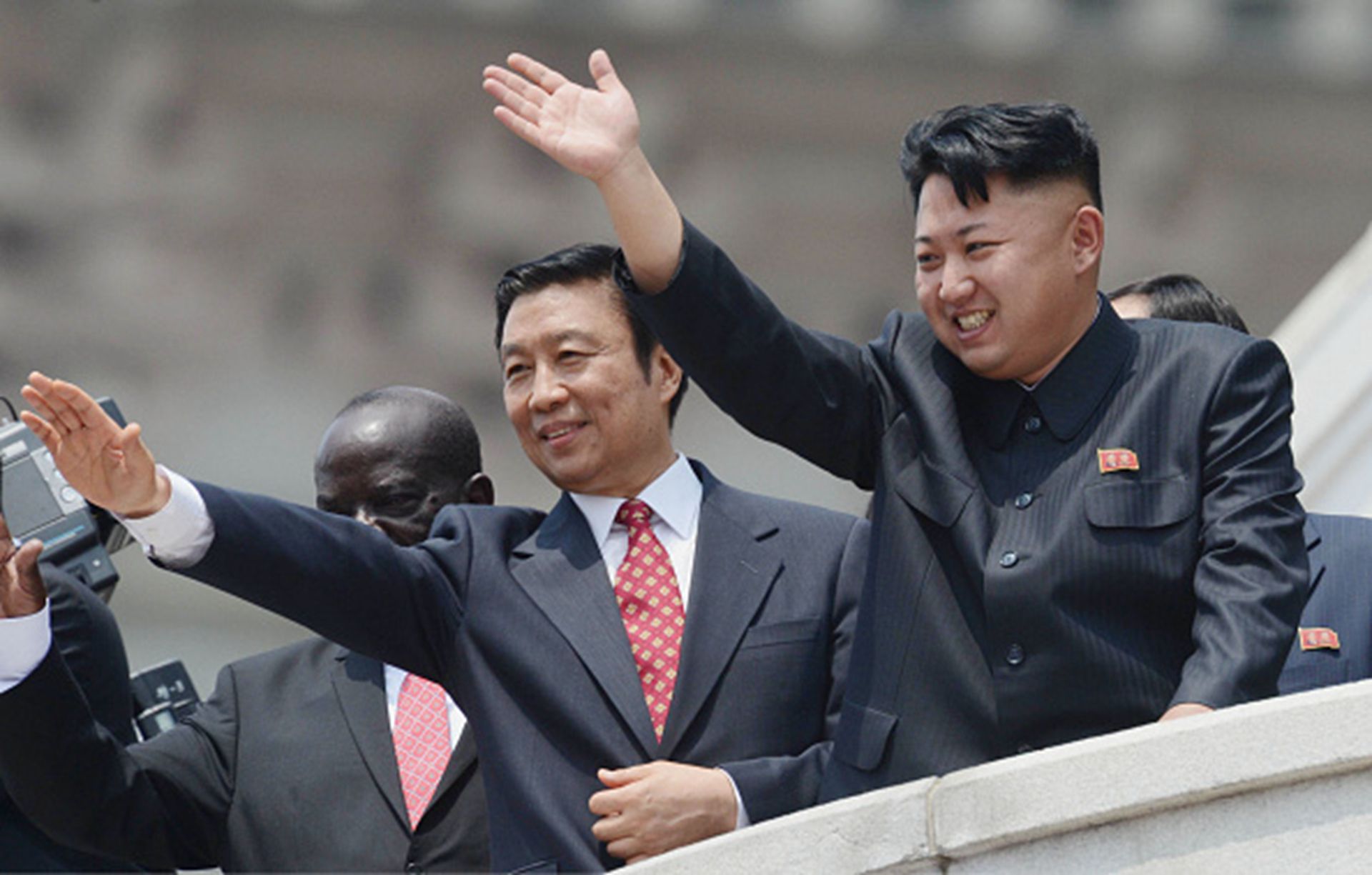 2013年7月27日，朝鲜举行纪念朝鲜战争《停战协定》签署60周年阅兵式，习近平当局派出时任中国国家副主席李源潮（左二）出席，当天李源潮站在金正恩（左一）身旁。（Getty）