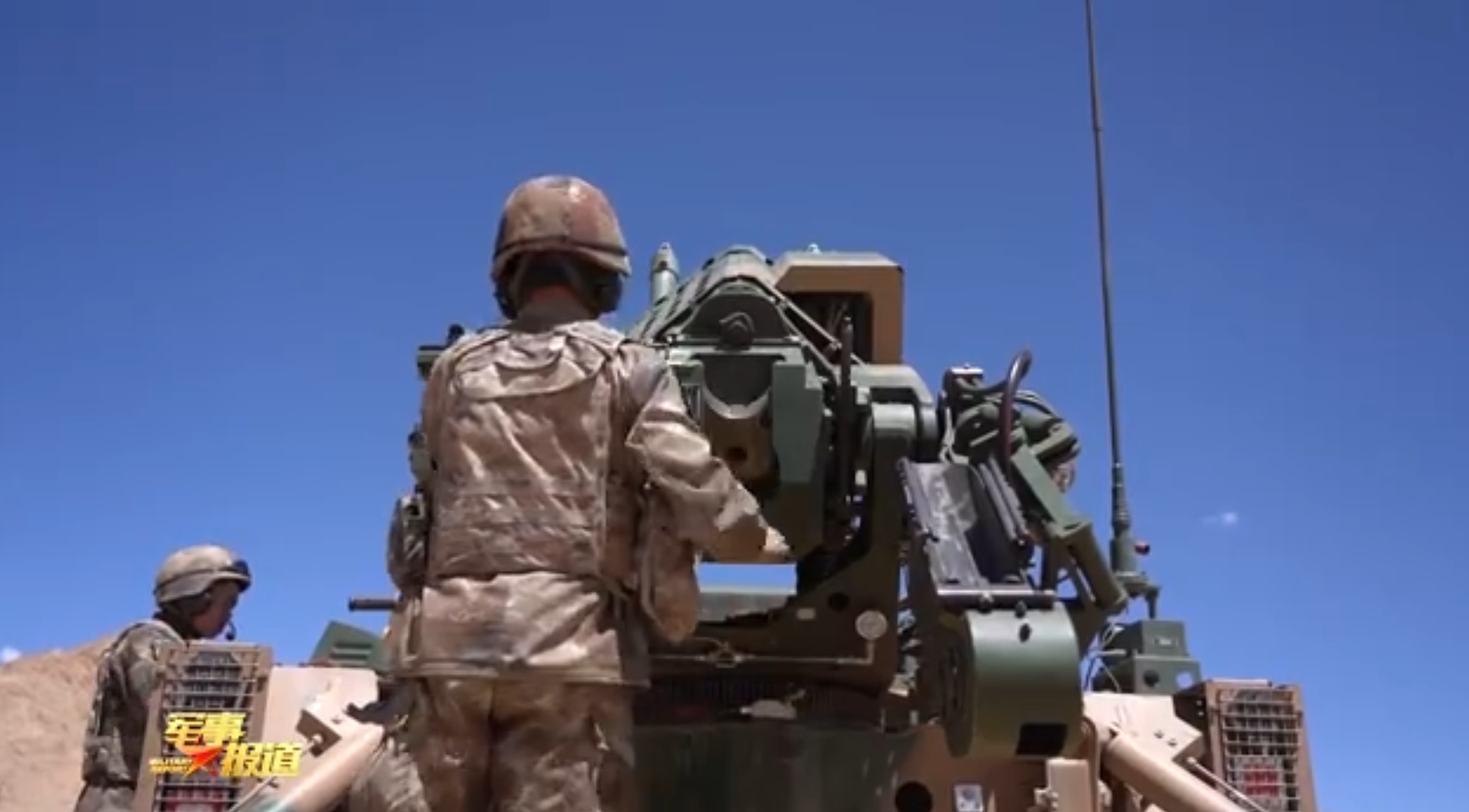 新疆军区官兵准备用新型车载榴弹炮开炮。（中国央视《军事报道》节目视频截图）