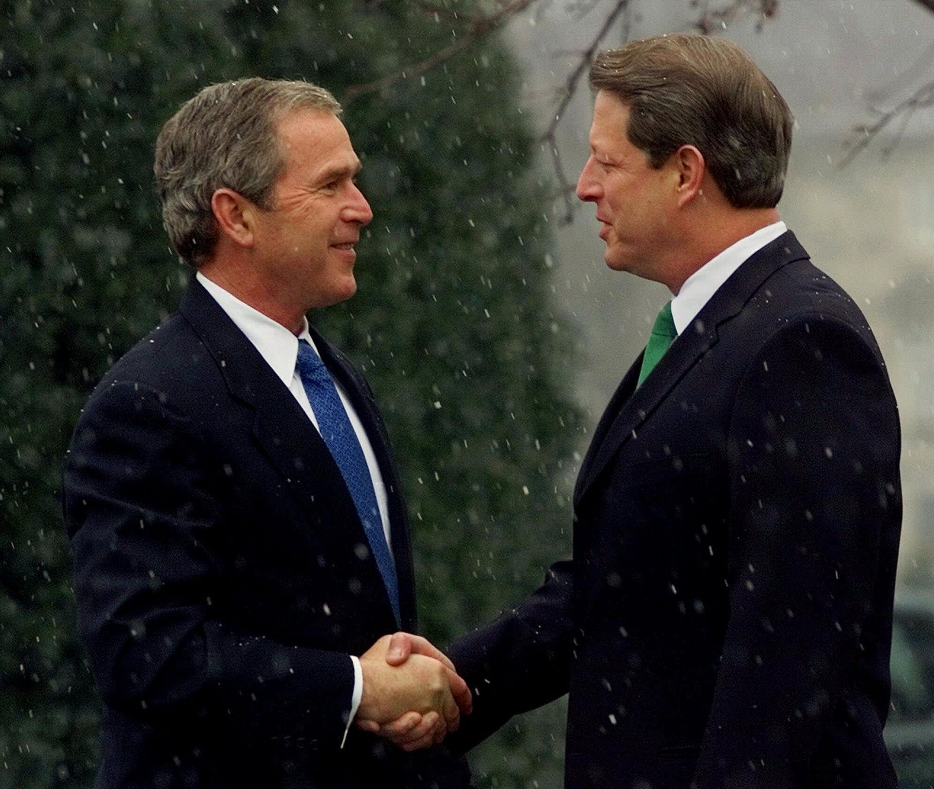 2000年12月19日，在华盛顿举行会议之前，民主党总统候选人戈尔（Albert Arnold Gore）在副总统官邸外，向当选总统小布什（George W Bush）致意。布什当天早些时候会见了克林顿总统 。(AP )