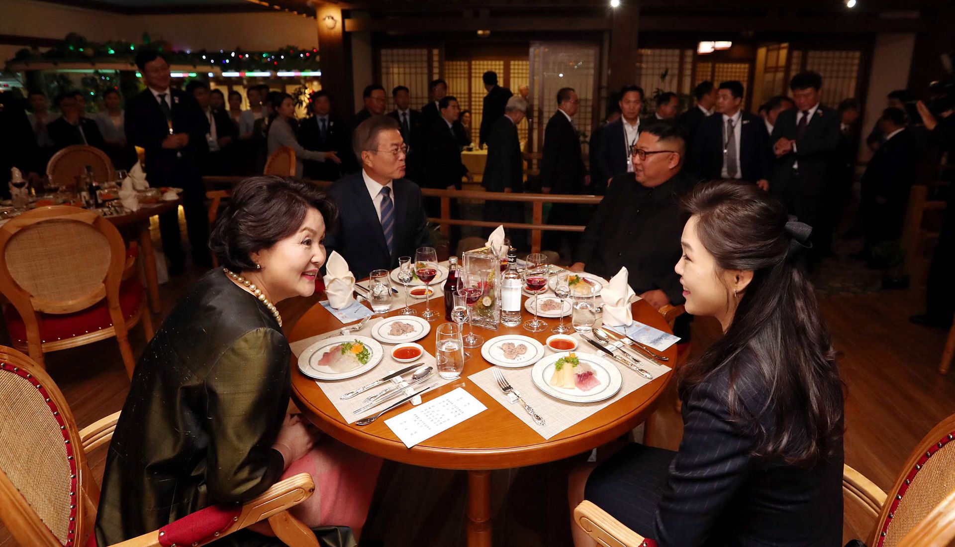 2018年9月19日，金正恩夫妇陪同文在寅夫妇在大同江水产品餐馆进晚餐。（Reuters）