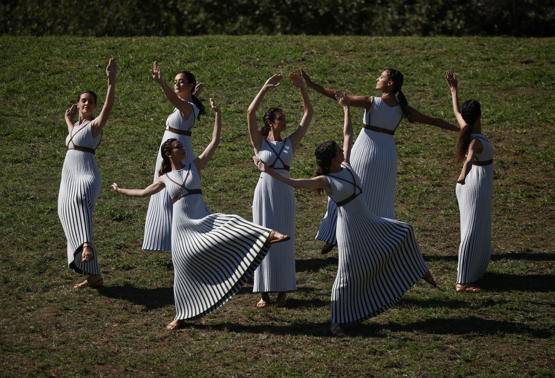 女演员们在2022年北京冬季奥运会圣火点燃仪式上表演。(Reuters) 女演员们在2022年北京冬季奥运会圣火点燃仪式上表演。(Reuters)