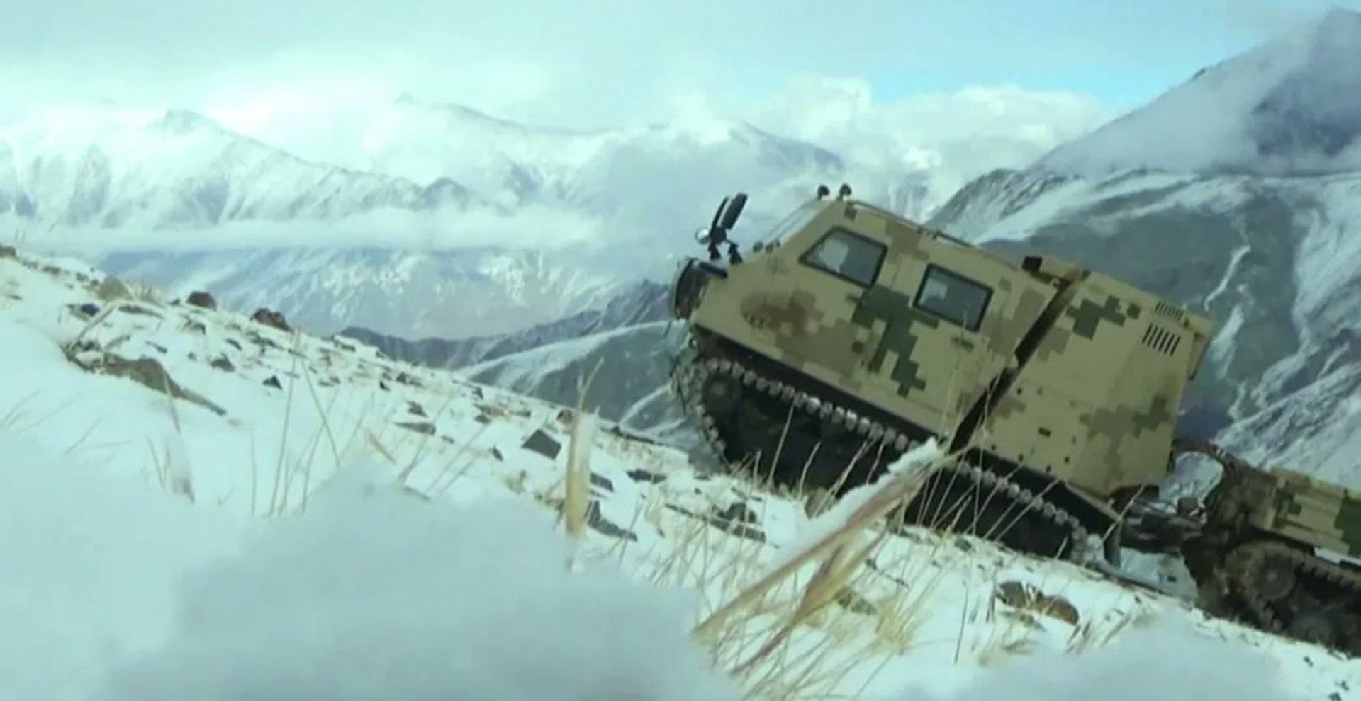 解放军在中印边境部署JM-8“蟒”式履带式全地形车。(微博@两年橄榄绿) 解放军在中印边境部署JM-8“蟒”式履带式全地形车。(微博@两年橄榄绿)