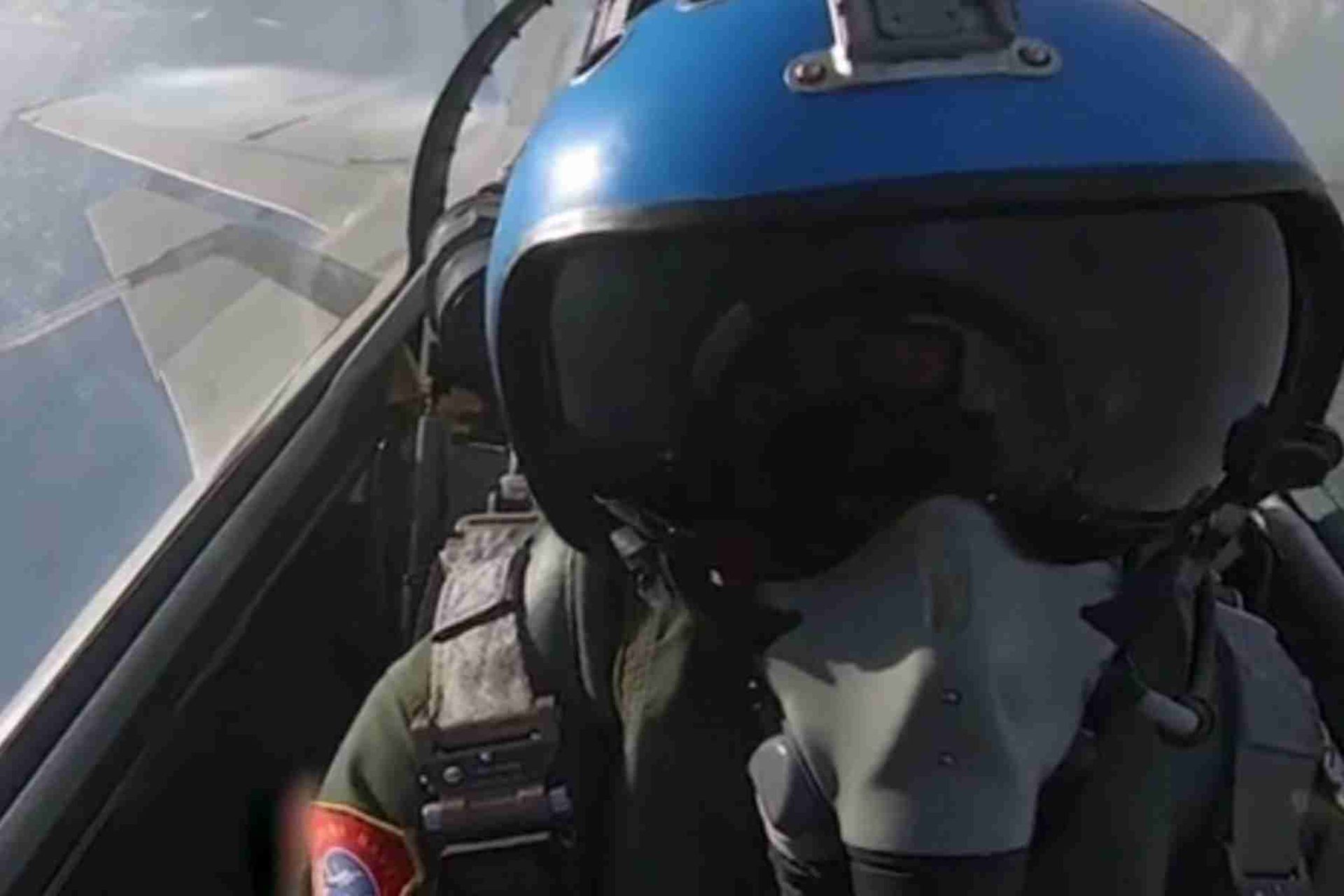 歼-15编队演练炸射海岛，图为飞行员在驾驶舱画面。（中国央视截图）