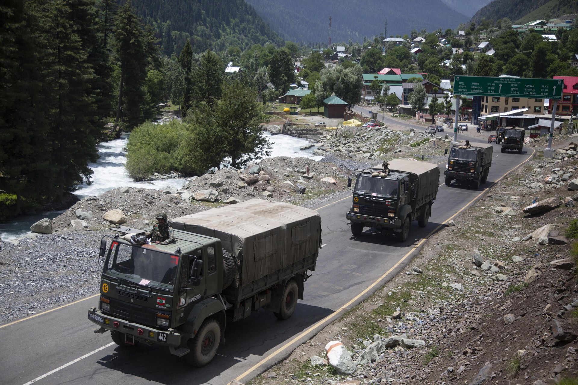 6月17日，一支印度军队车队行驶在印度斯利那加东北加恩德尔巴尔的斯利那加-拉达克公路上。（AP）
